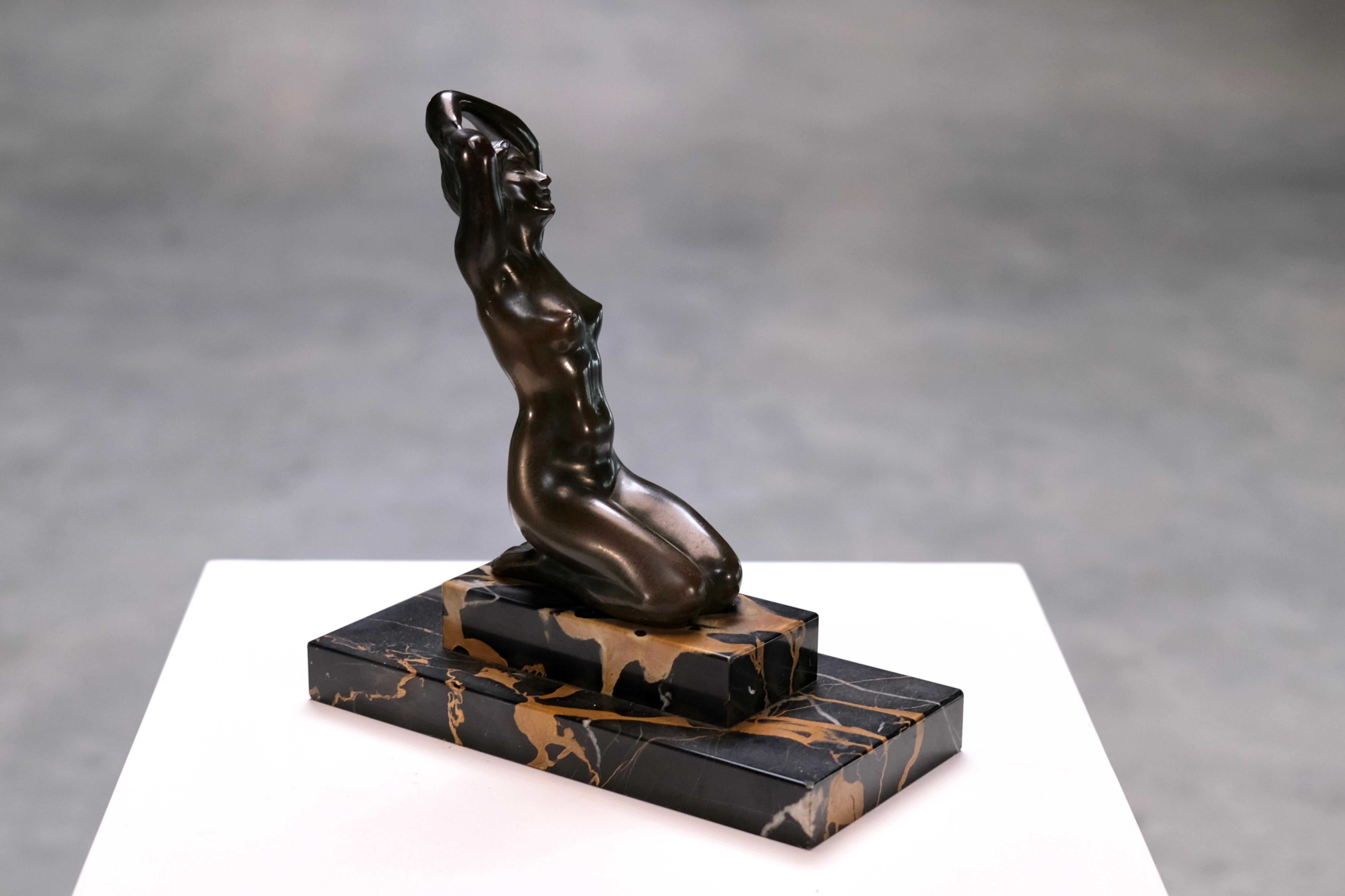 Bronzo Bagnante francese Art Déco in bronzo di Maurice Font su base in marmo Portor, circa 1925