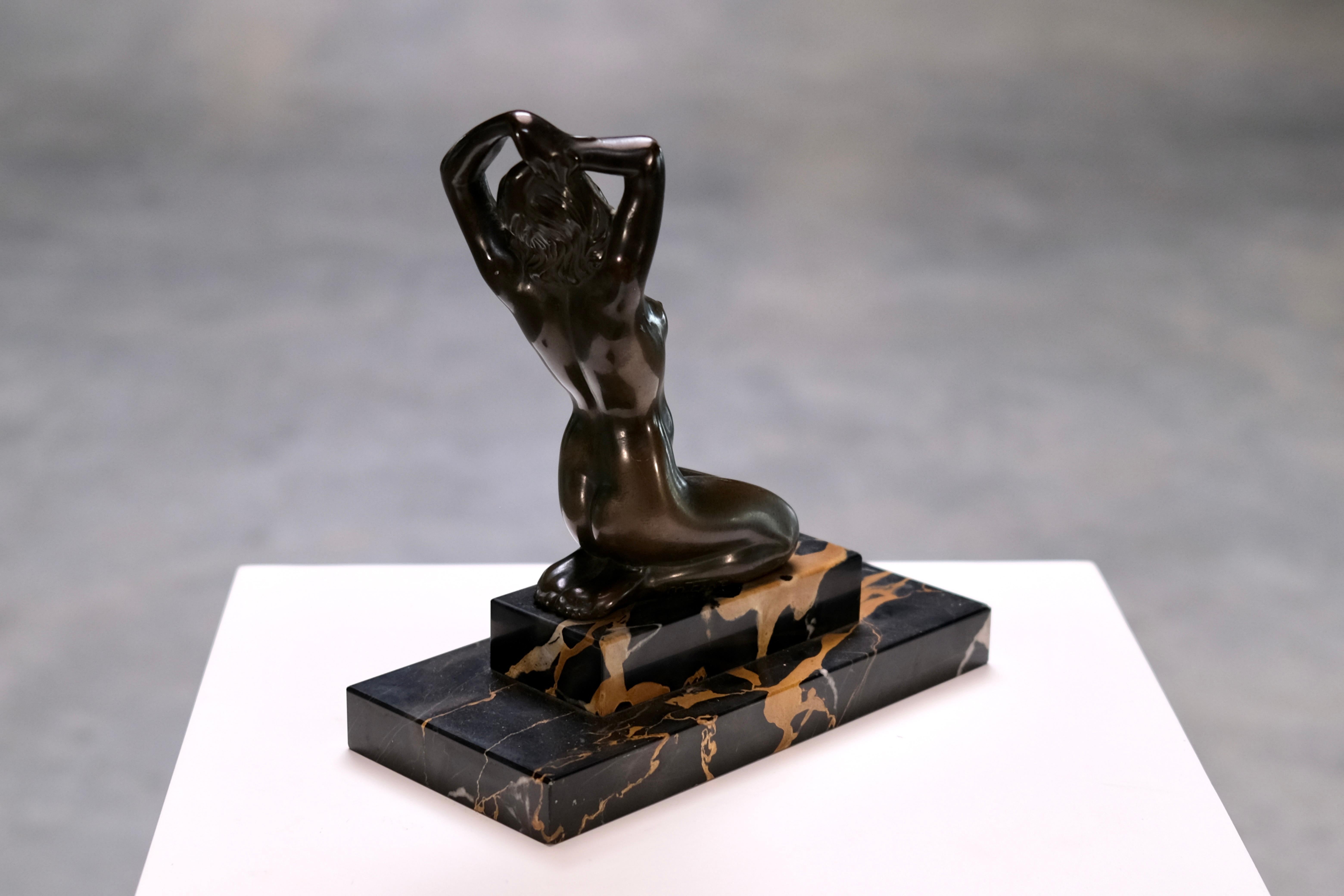 Bagnante francese Art Déco in bronzo di Maurice Font su base in marmo Portor, circa 1925 1
