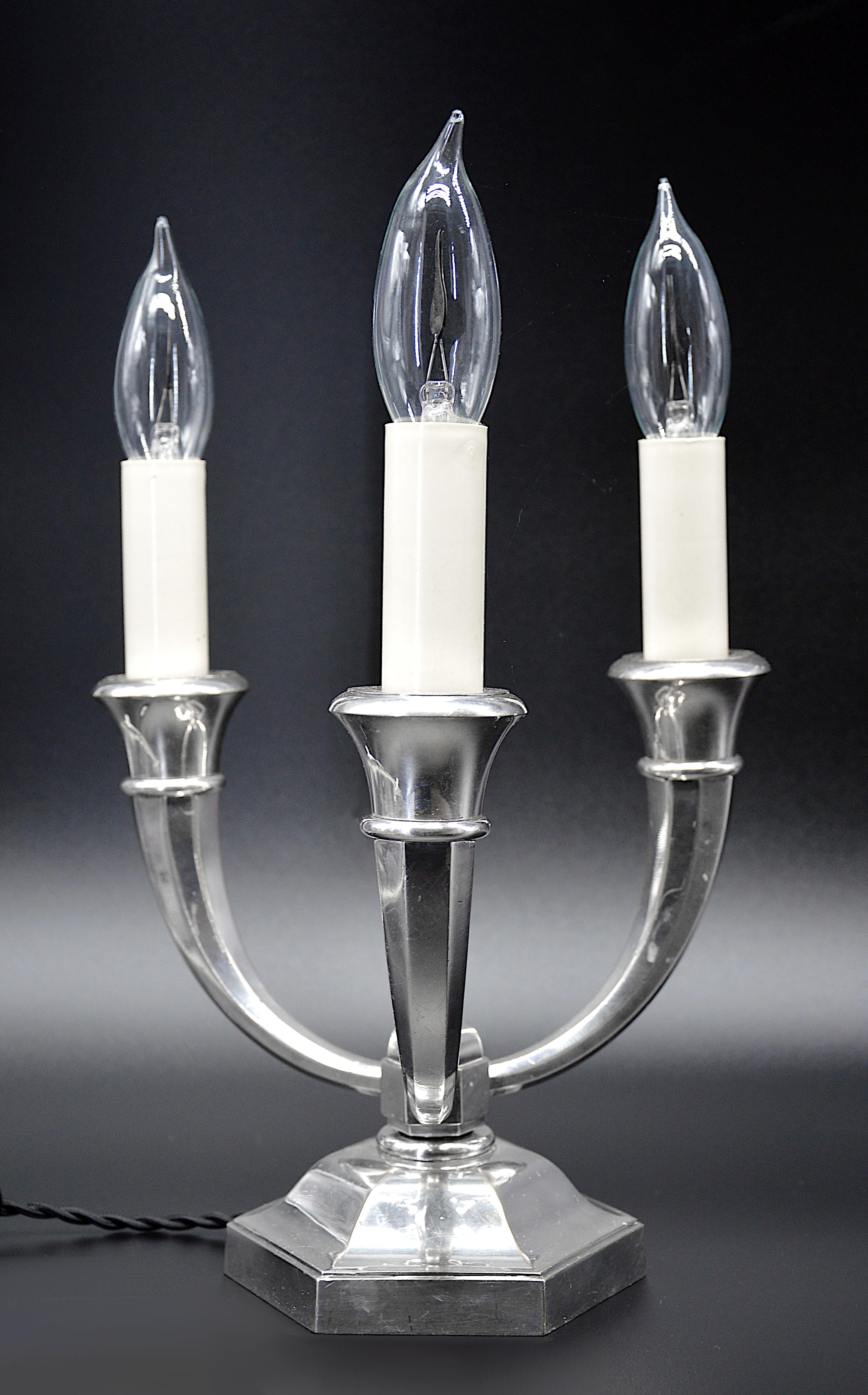 Candelabro francés Art Déco, años 20. Bronce plateado. Medidas: altura sin bombillas: 24,5 cm; diámetro total: 22 cm. No se suministran bombillas. Algunas huellas de la edad. Entrega cableada para tu país (UE, EE.UU., Reino Unido, Australia, etc.).