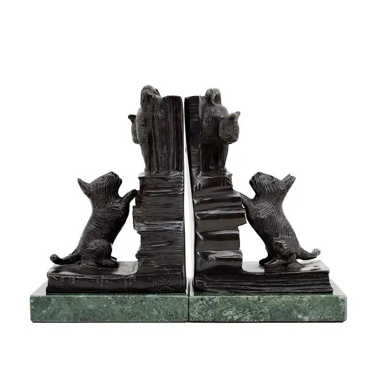 French Art Deco bookends, France, 1930's. Bronze and marble. The dog tries to catch the cat who has taken refuge on a pile of books. Measures: Each bookend - Height: 5.9