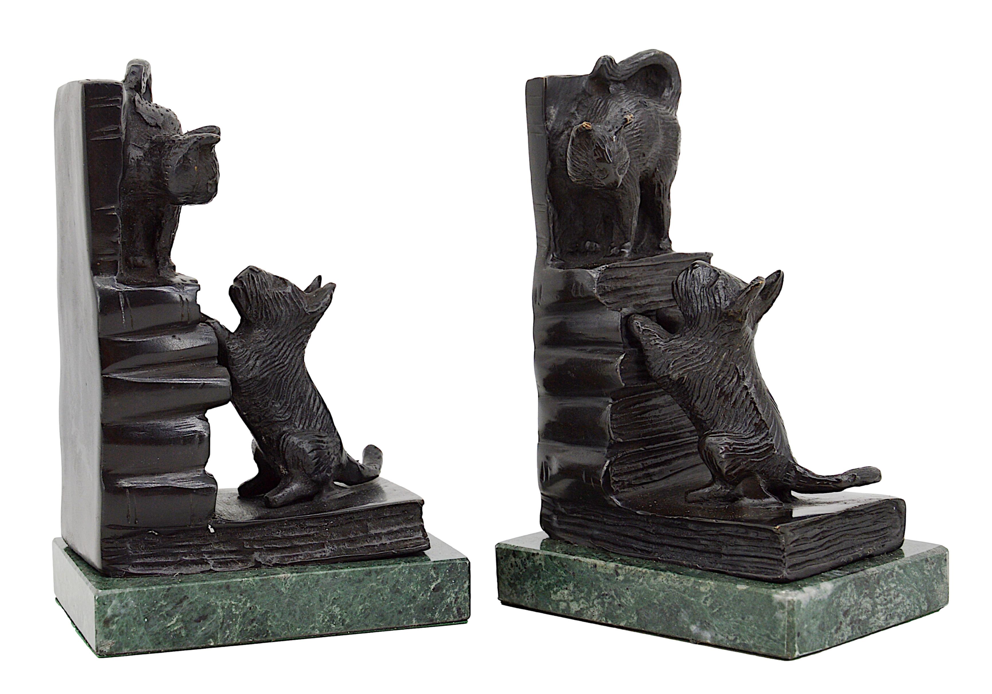 French Art Deco style bookends in bronze and marble. The dog tries to catch the cat who has taken refuge on a pile of books. Measures: Each bookend - Height: 5.9