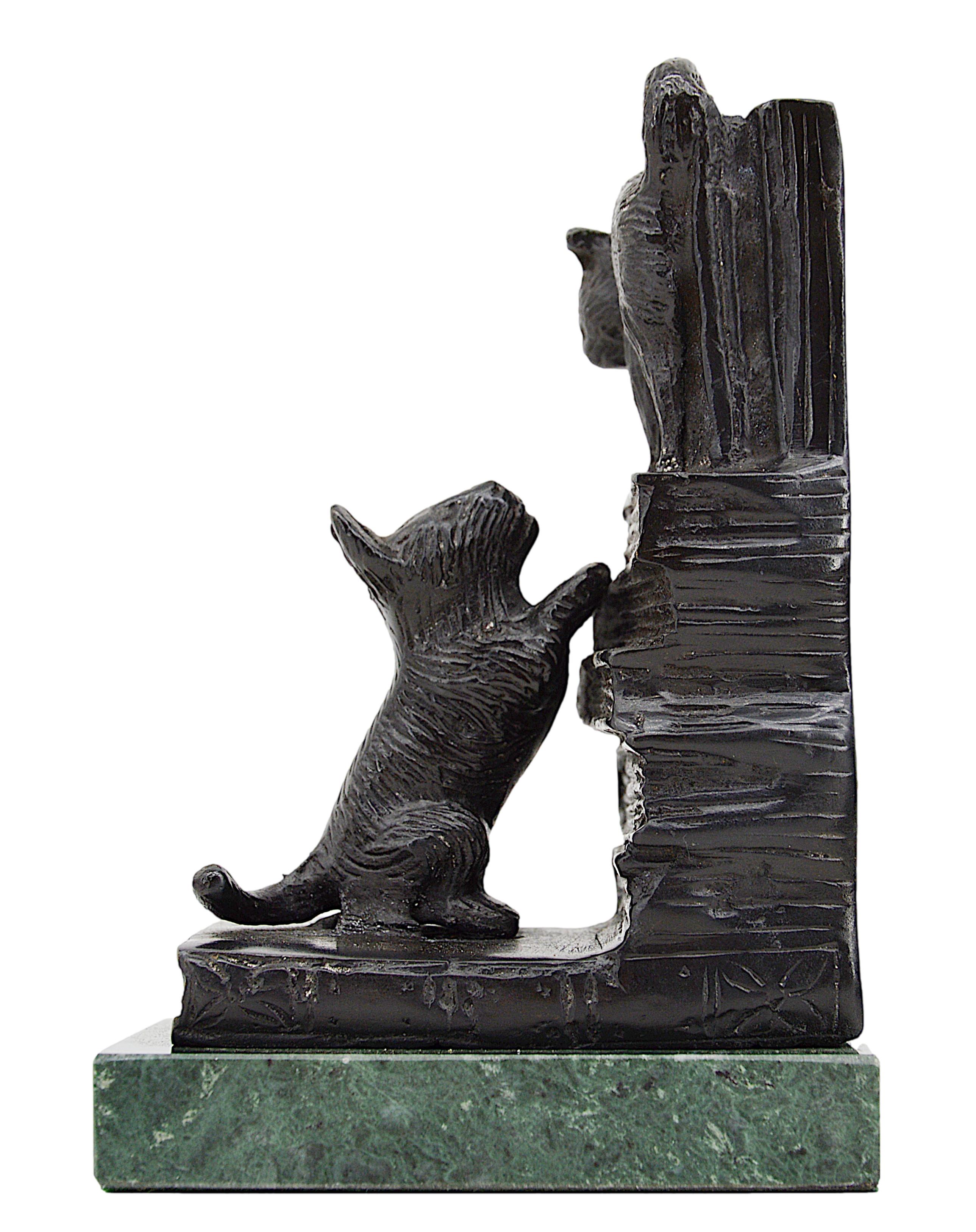Französische Art Deco Stil Bronze Katze & Hund Buchstützen (Unbekannt) im Angebot