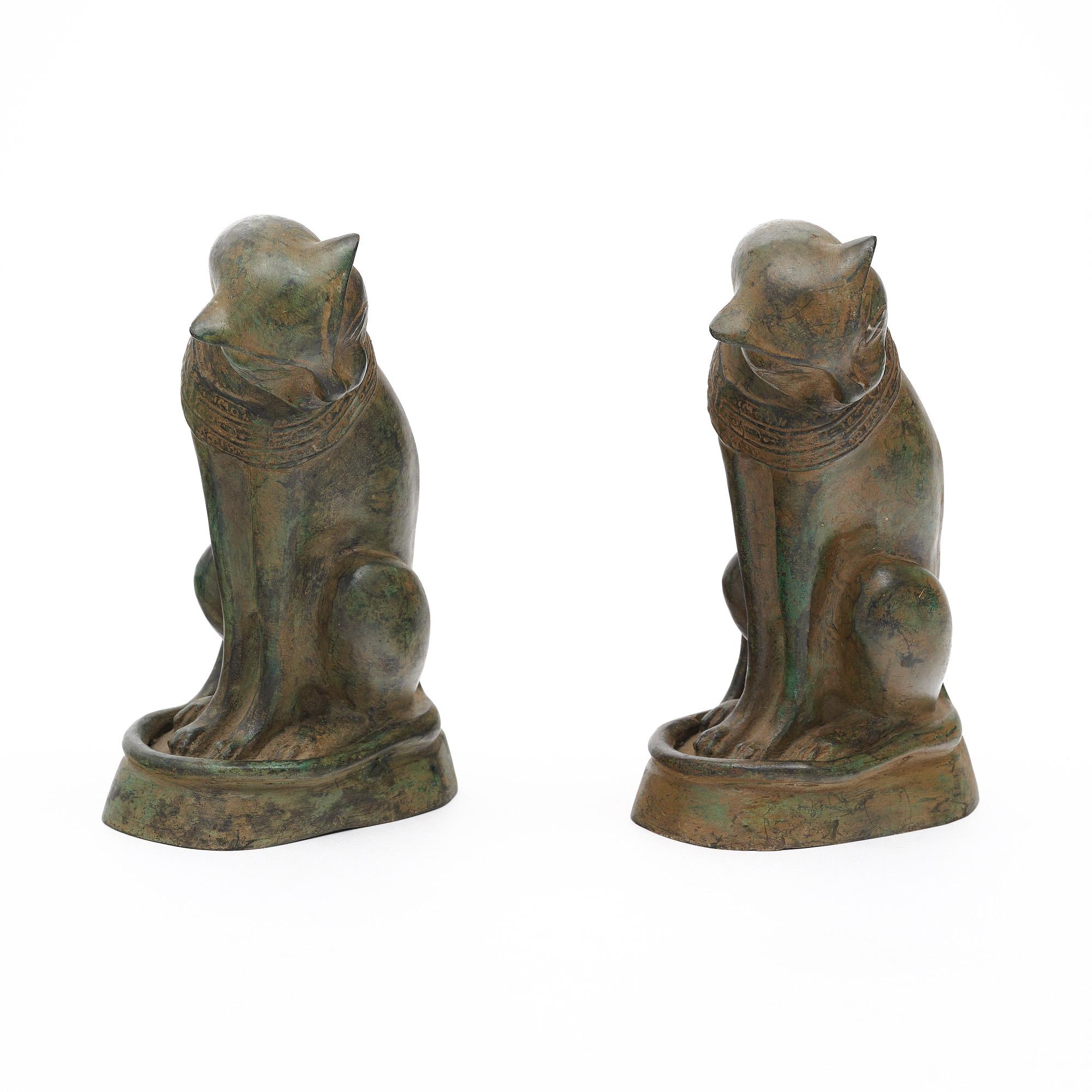 Ein Paar Bronzeskulpturen von Katzen aus der Zeit des Art déco in Frankreich. Jedes von ihnen zeigt die ägyptische Stilisierung, die in der Zeit des Art déco beliebt war. Sie zeigen die ursprüngliche Patina und sind in einem ausgezeichneten