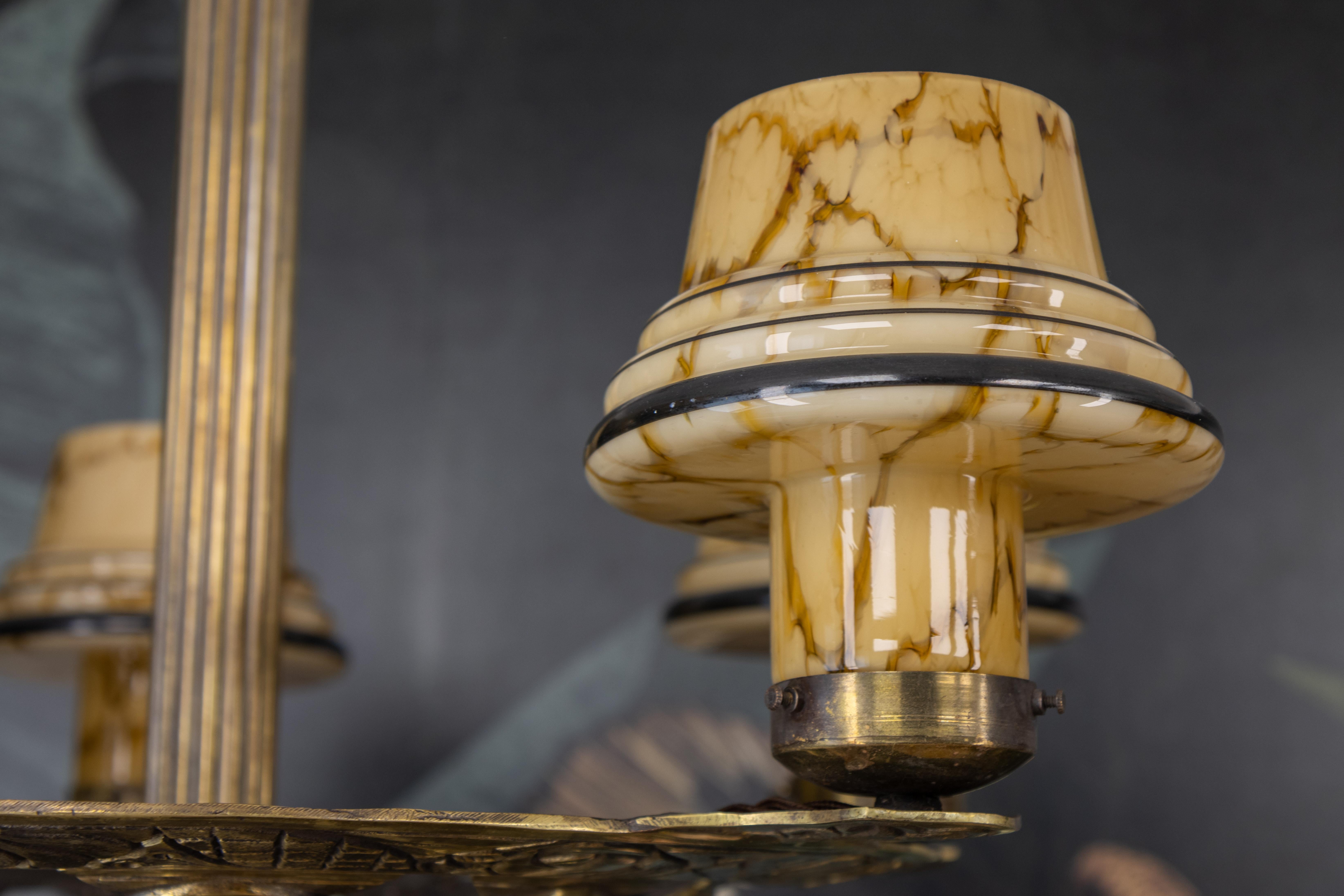 Französisch Art Deco Bronze Kronleuchter mit marmorierten Beige Pilz Glasschirme 1930s im Angebot 5