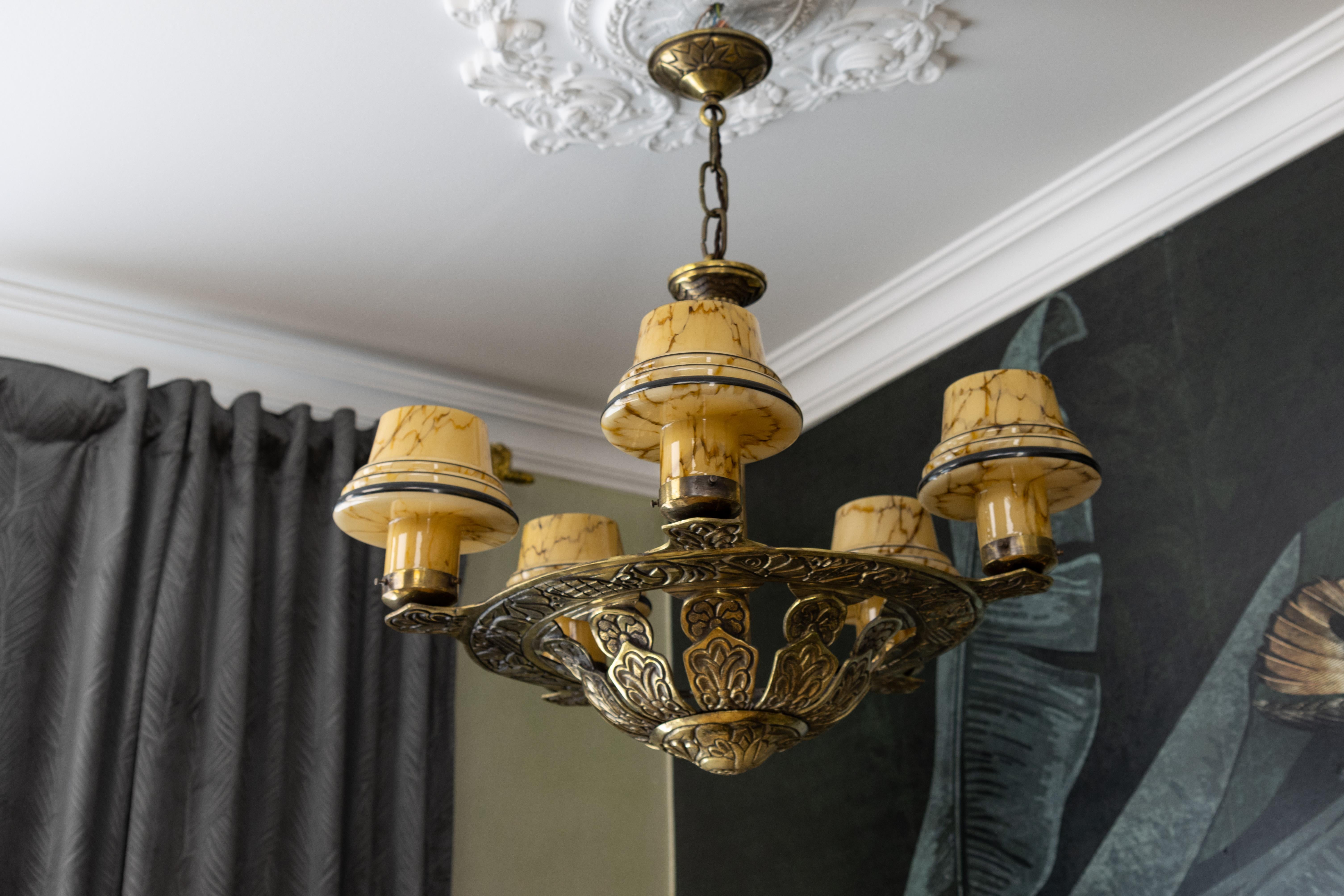 Französisch Art Deco Bronze Kronleuchter mit marmorierten Beige Pilz Glasschirme 1930s im Angebot 6