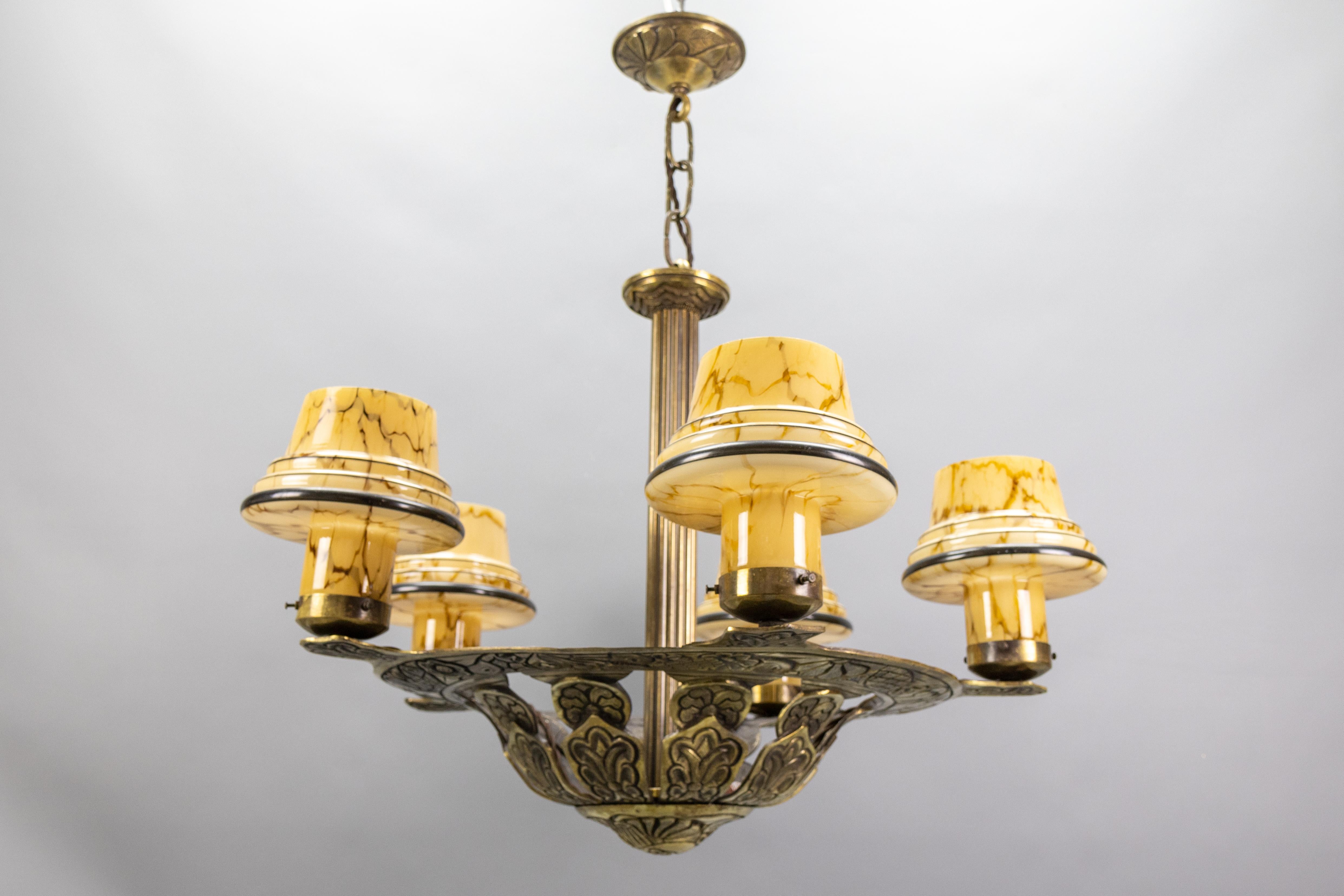 Französisch Art Deco Bronze Kronleuchter mit marmorierten Beige Pilz Glasschirme 1930s im Angebot 8
