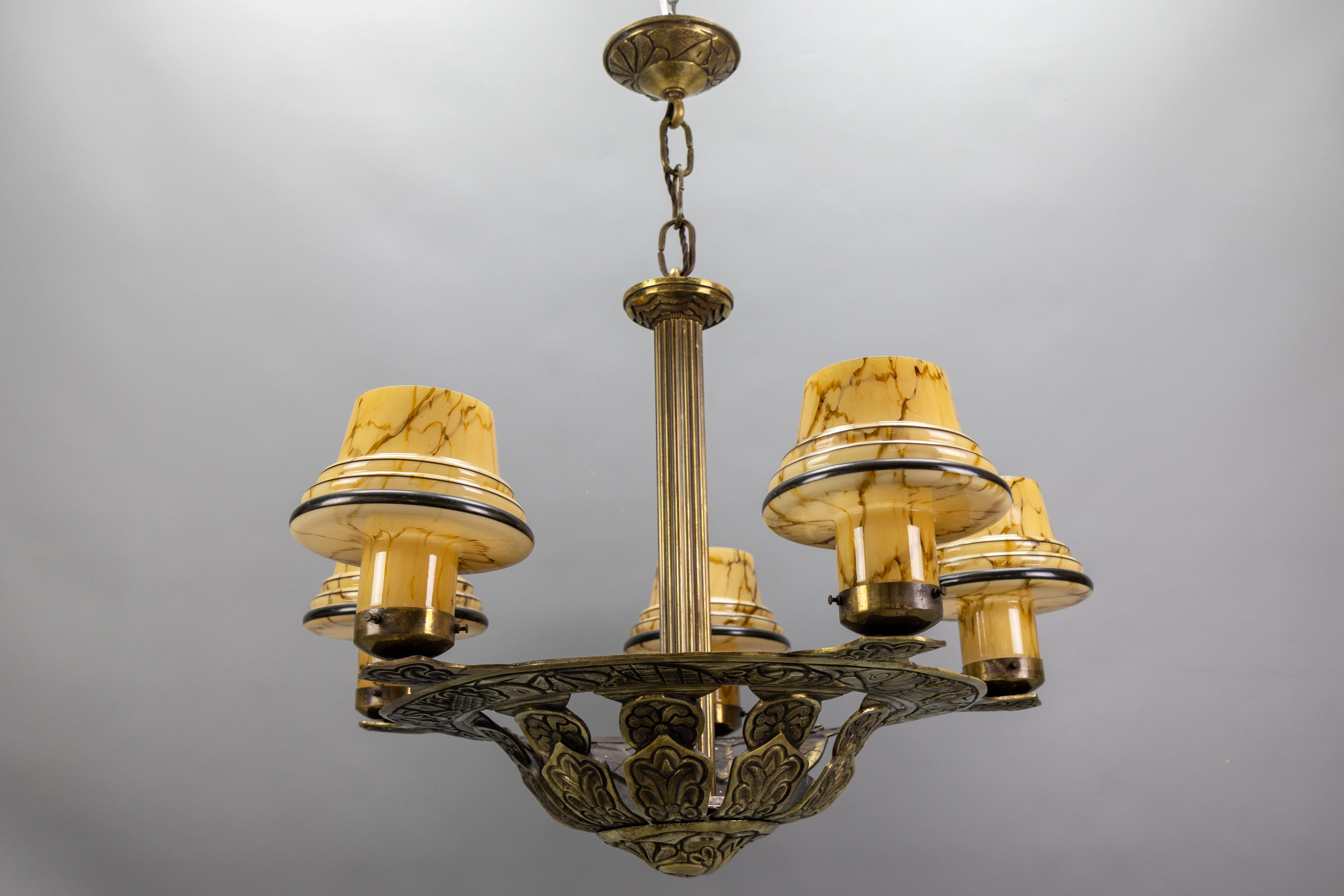 Französisch Art Deco Bronze Kronleuchter mit marmorierten Beige Pilz Glasschirme 1930s im Angebot 9