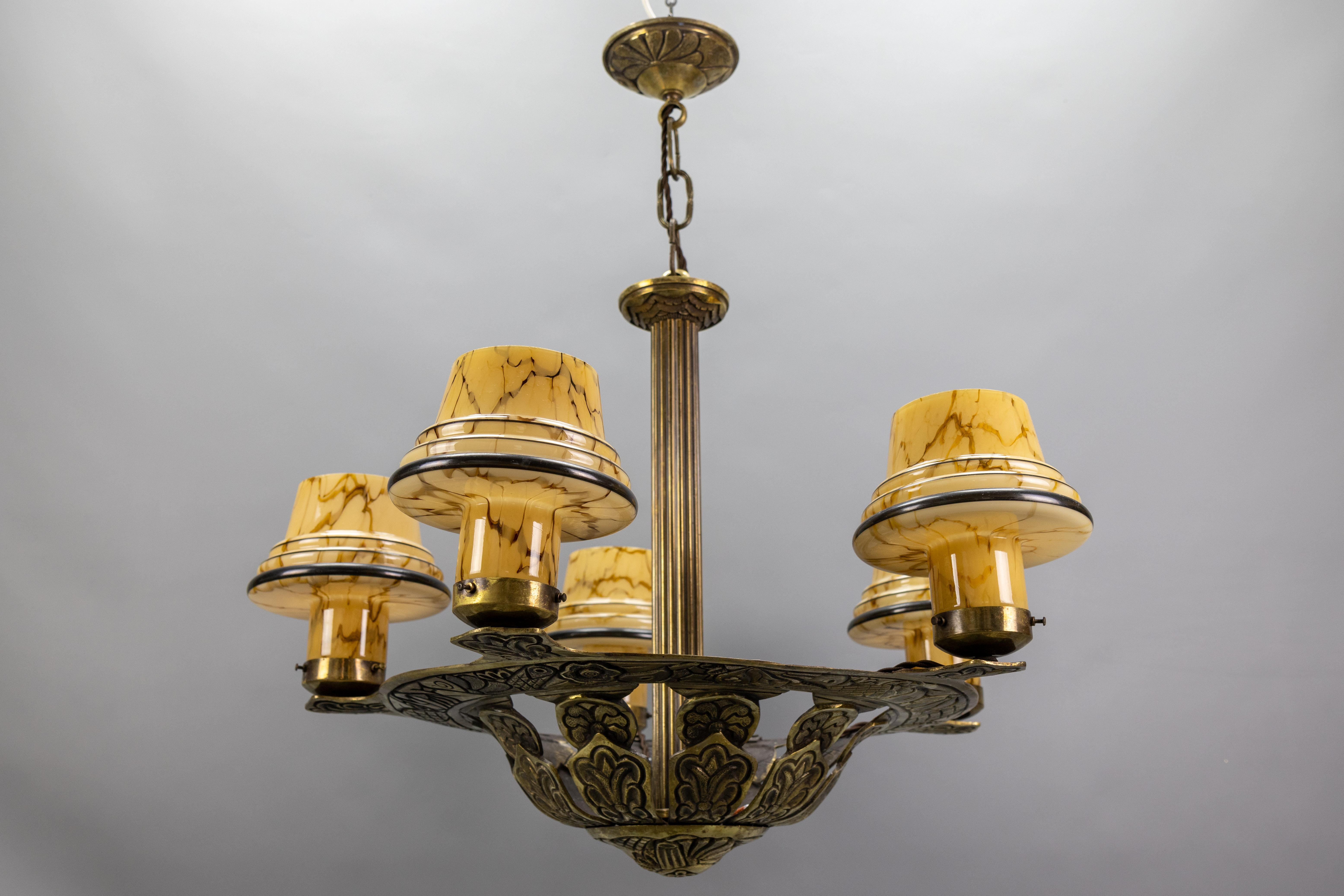 Französisch Art Deco Bronze Kronleuchter mit marmorierten Beige Pilz Glasschirme 1930s im Angebot 11