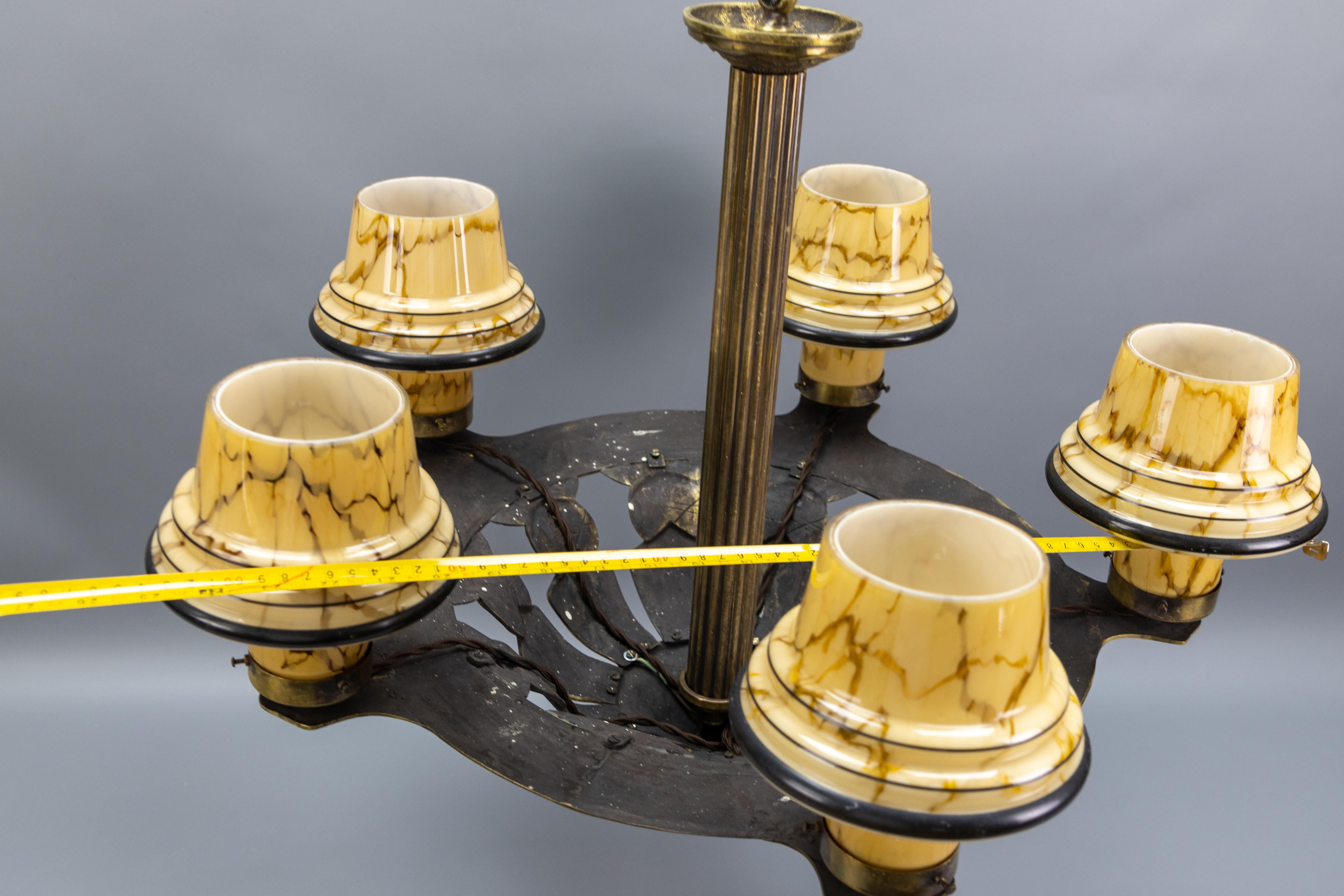Französisch Art Deco Bronze Kronleuchter mit marmorierten Beige Pilz Glasschirme 1930s im Angebot 12