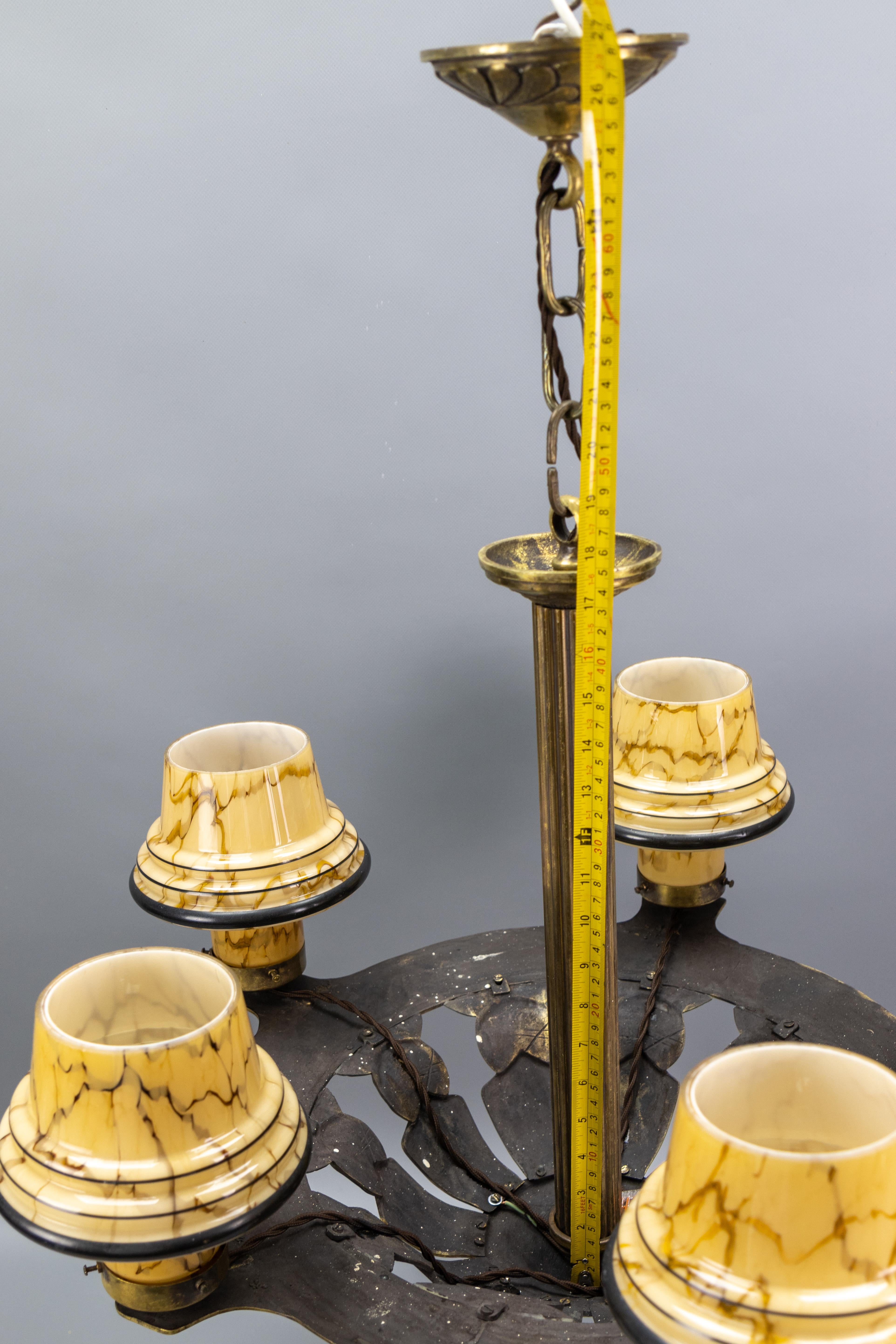 Französisch Art Deco Bronze Kronleuchter mit marmorierten Beige Pilz Glasschirme 1930s im Angebot 13