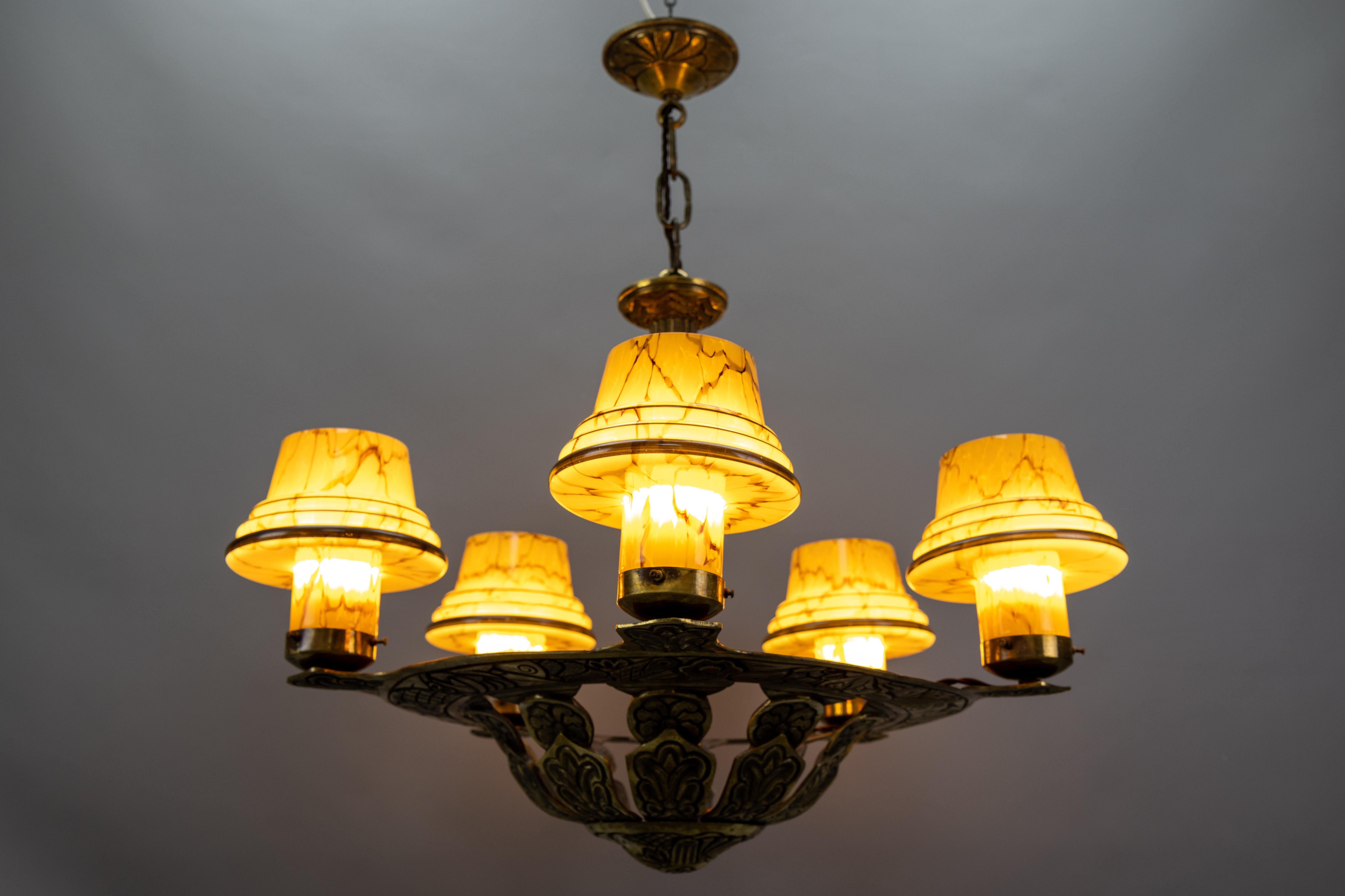 Französisch Art Deco Bronze Kronleuchter mit marmorierten Beige Pilz Glasschirme 1930s (Art déco) im Angebot