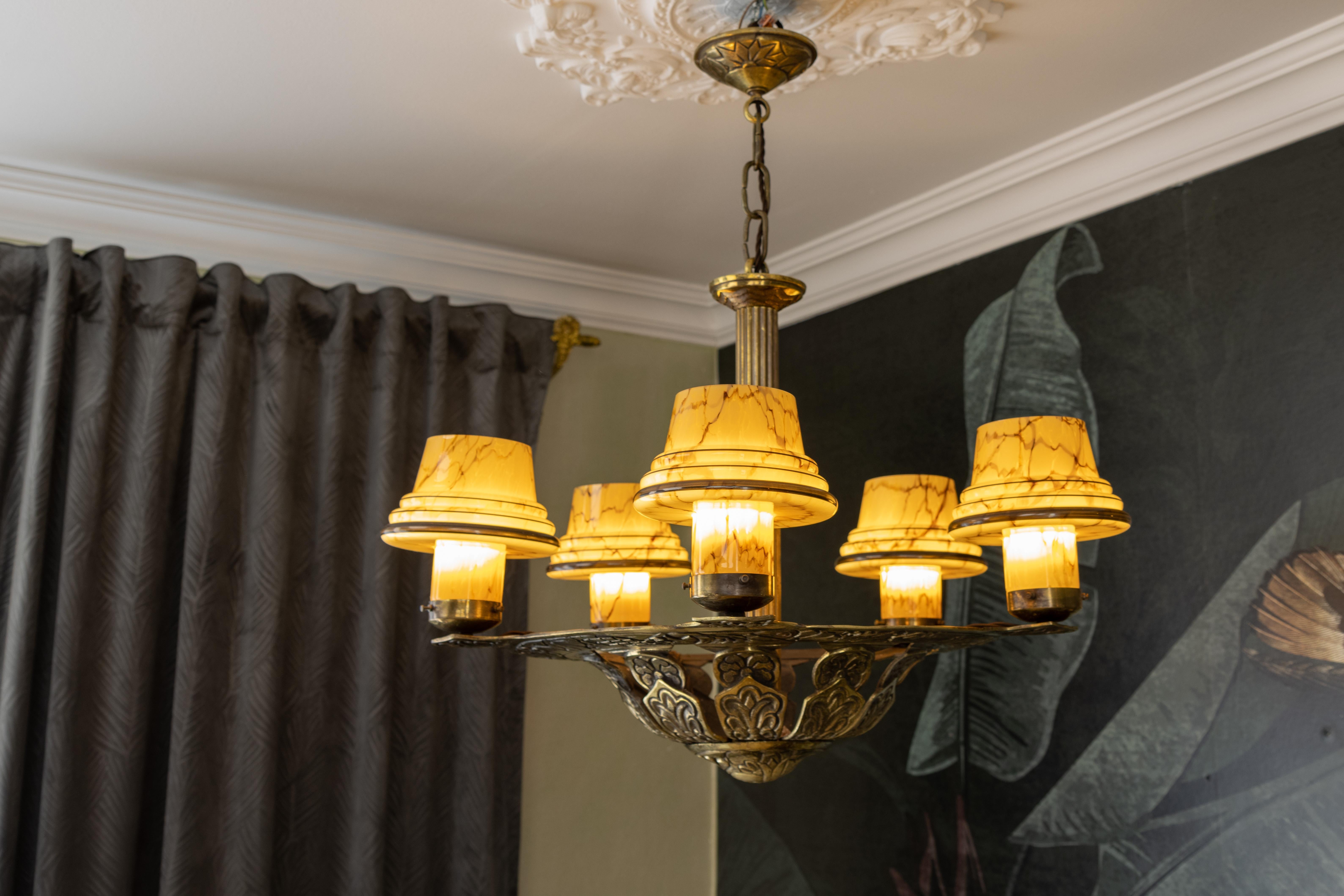 Französisch Art Deco Bronze Kronleuchter mit marmorierten Beige Pilz Glasschirme 1930s im Zustand „Gut“ im Angebot in Barntrup, DE