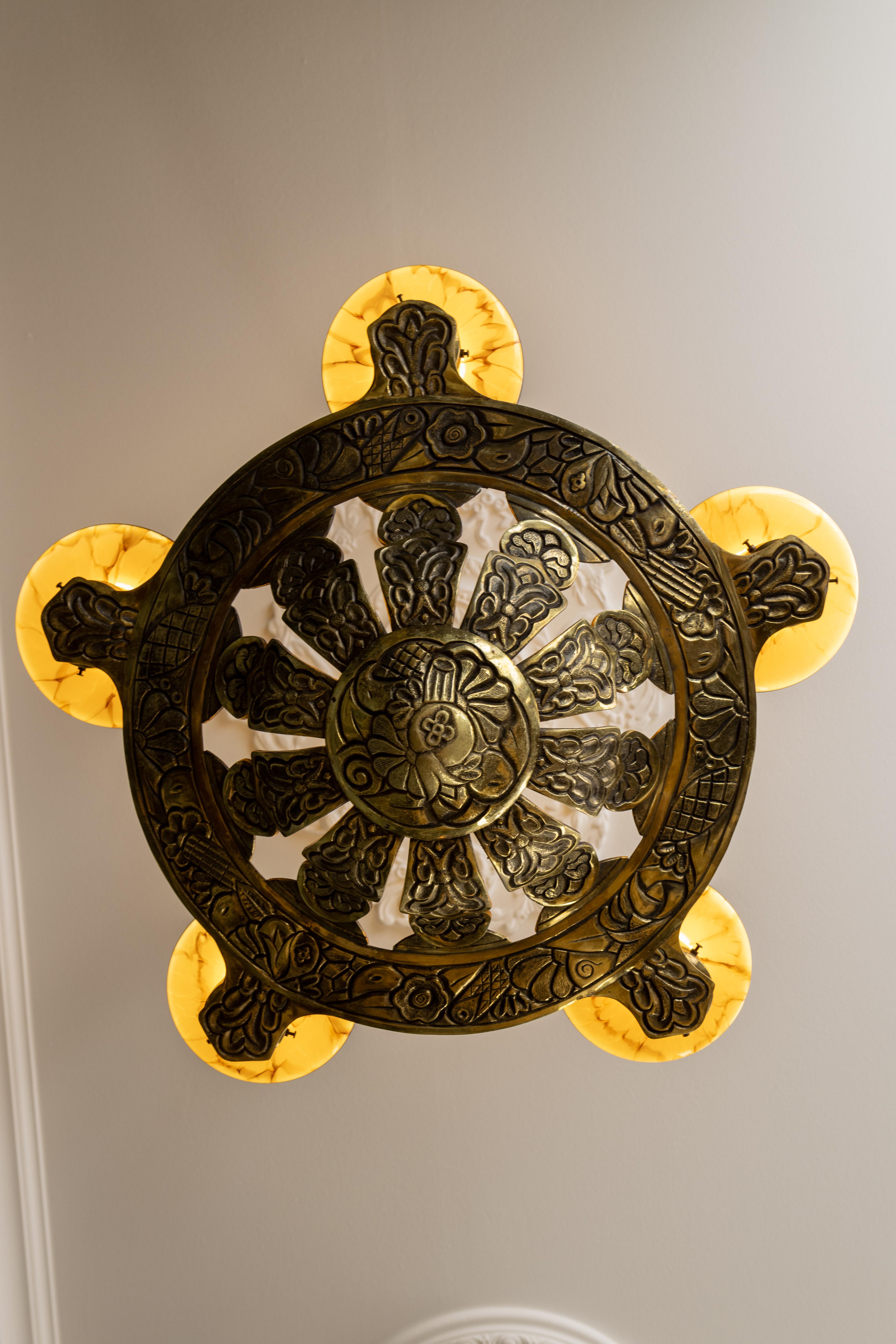 Französisch Art Deco Bronze Kronleuchter mit marmorierten Beige Pilz Glasschirme 1930s im Angebot 2