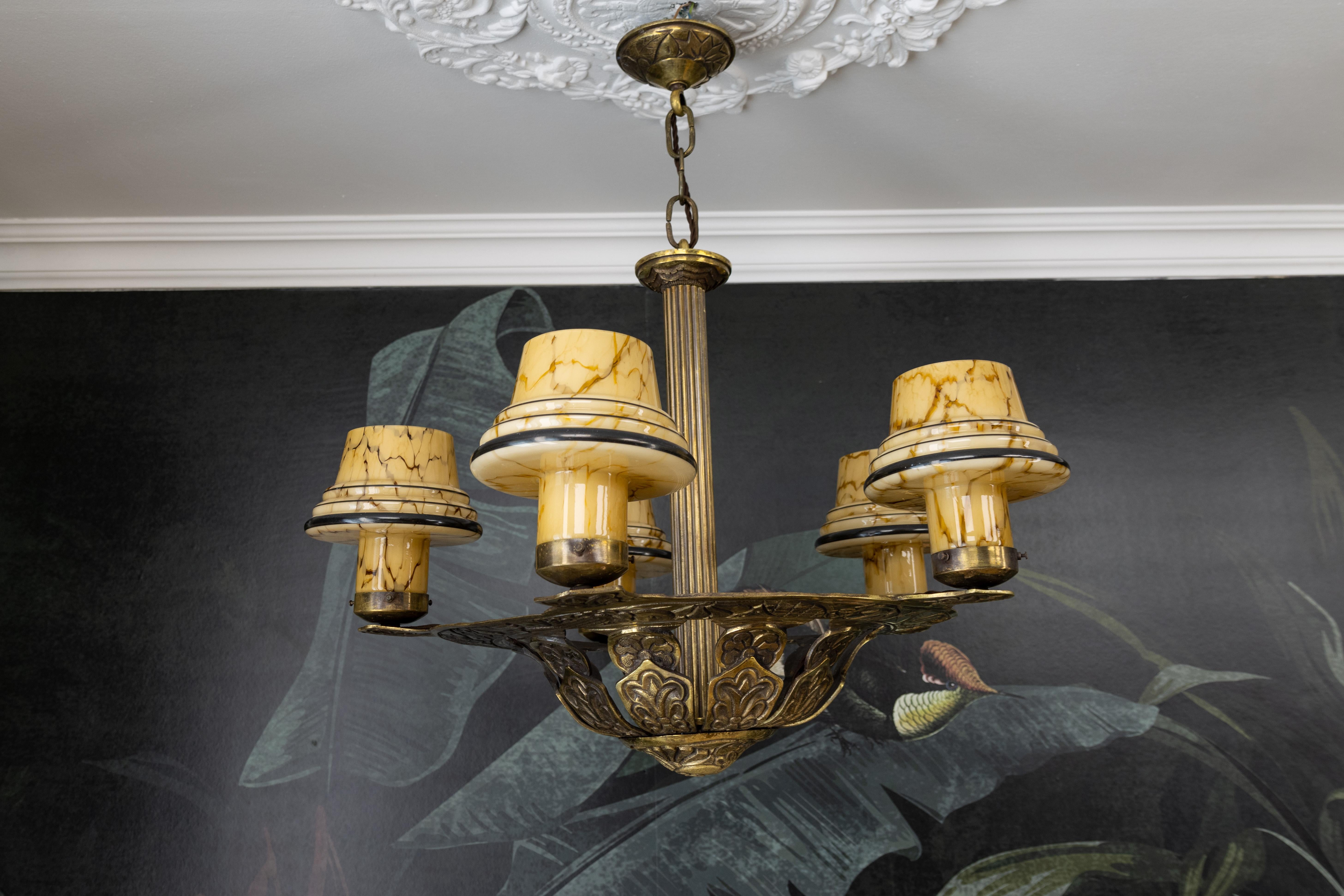 Französisch Art Deco Bronze Kronleuchter mit marmorierten Beige Pilz Glasschirme 1930s im Angebot 4