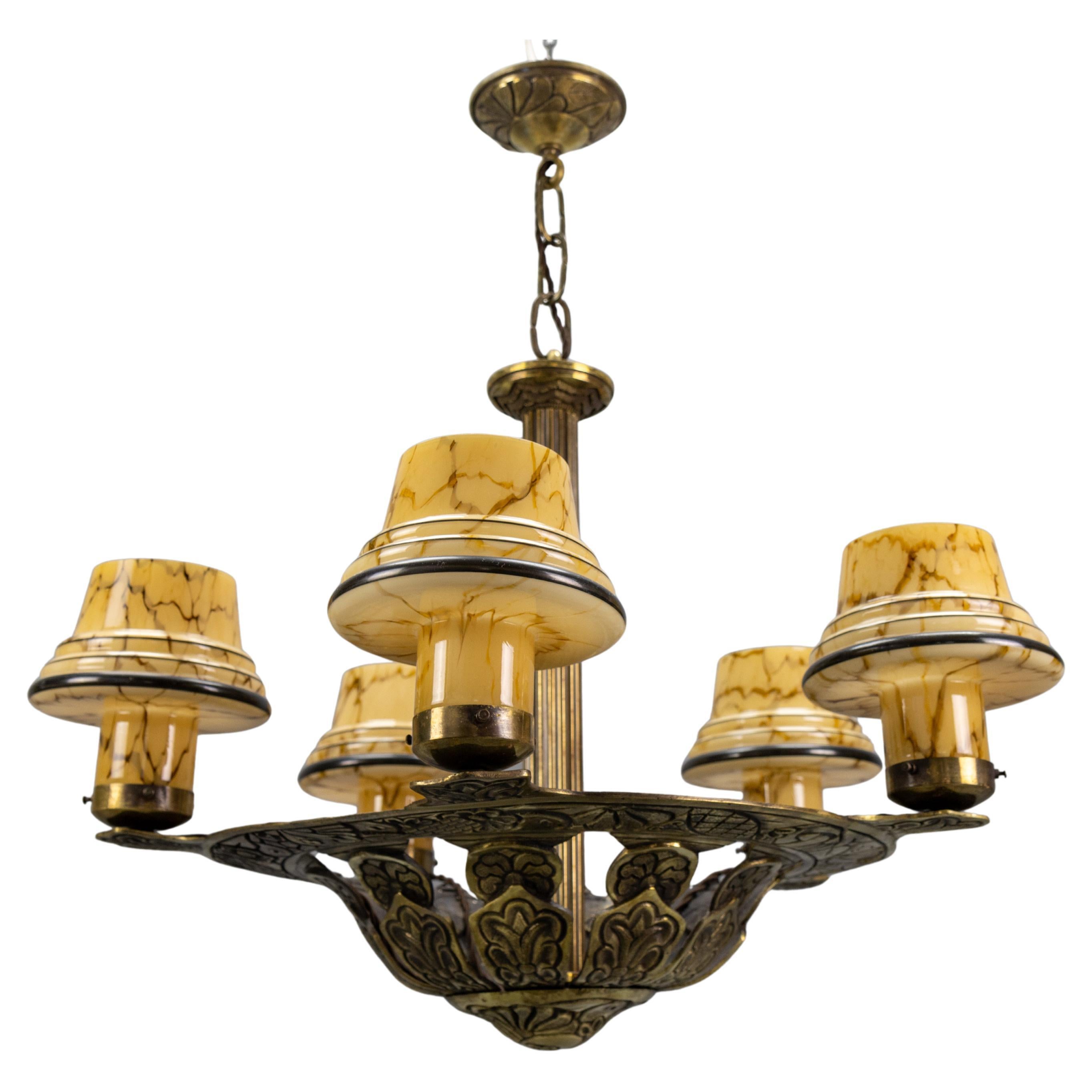 Französisch Art Deco Bronze Kronleuchter mit marmorierten Beige Pilz Glasschirme 1930s im Angebot