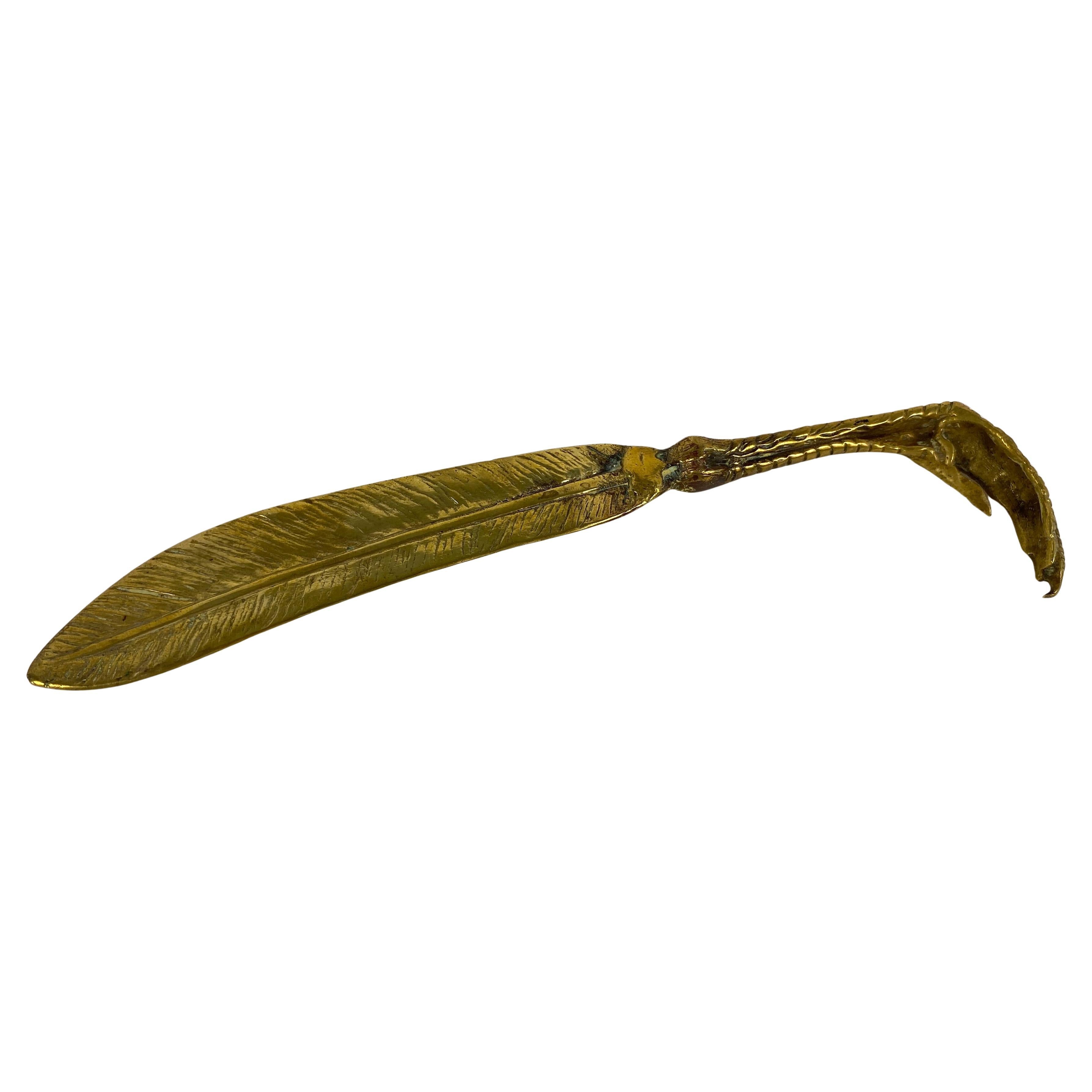 Abrecartas Art Decó de Bronce con Garra y Pluma - Francia, circa años 20-30

Excepcional e imaginativo abrecartas francés Art Decó de bronce, fundido en forma de garra de pájaro agarrando una estilizada pluma. Esta pieza escultórica combina