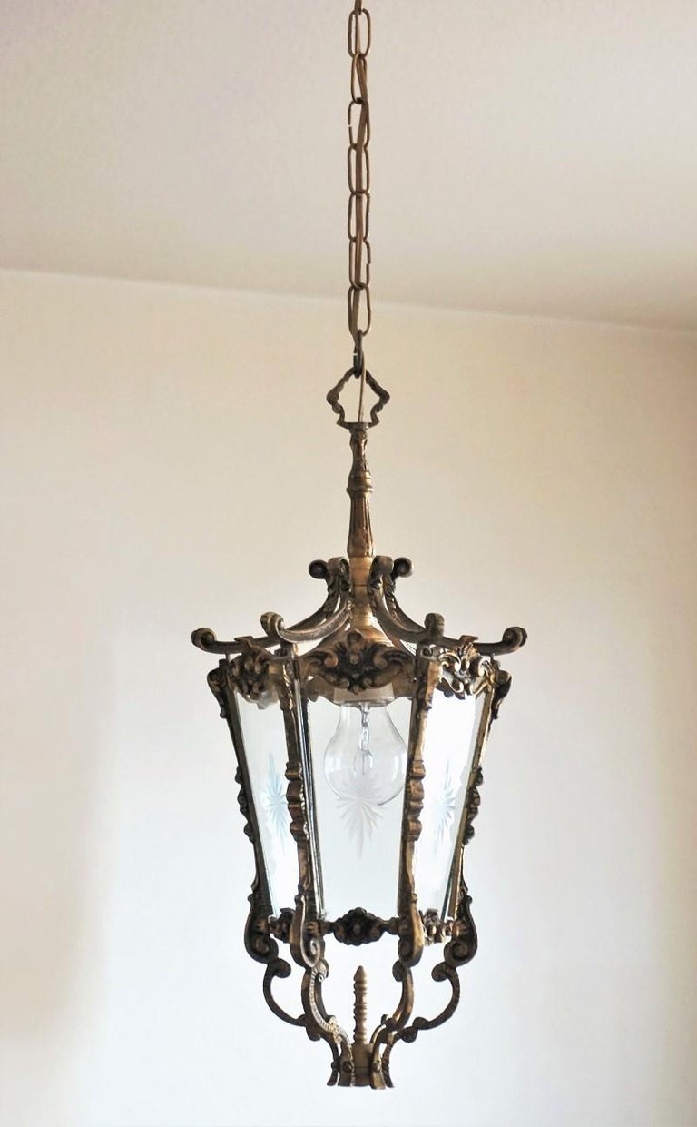 A lovely French Art Deco period bronze hall lantern with cut-glass panels, bronze beautifully decorated, six glass panels with a cut star design. The lantern is in very good, condition, aged patina to bronze, rewired.
Lights: A single E27 light
