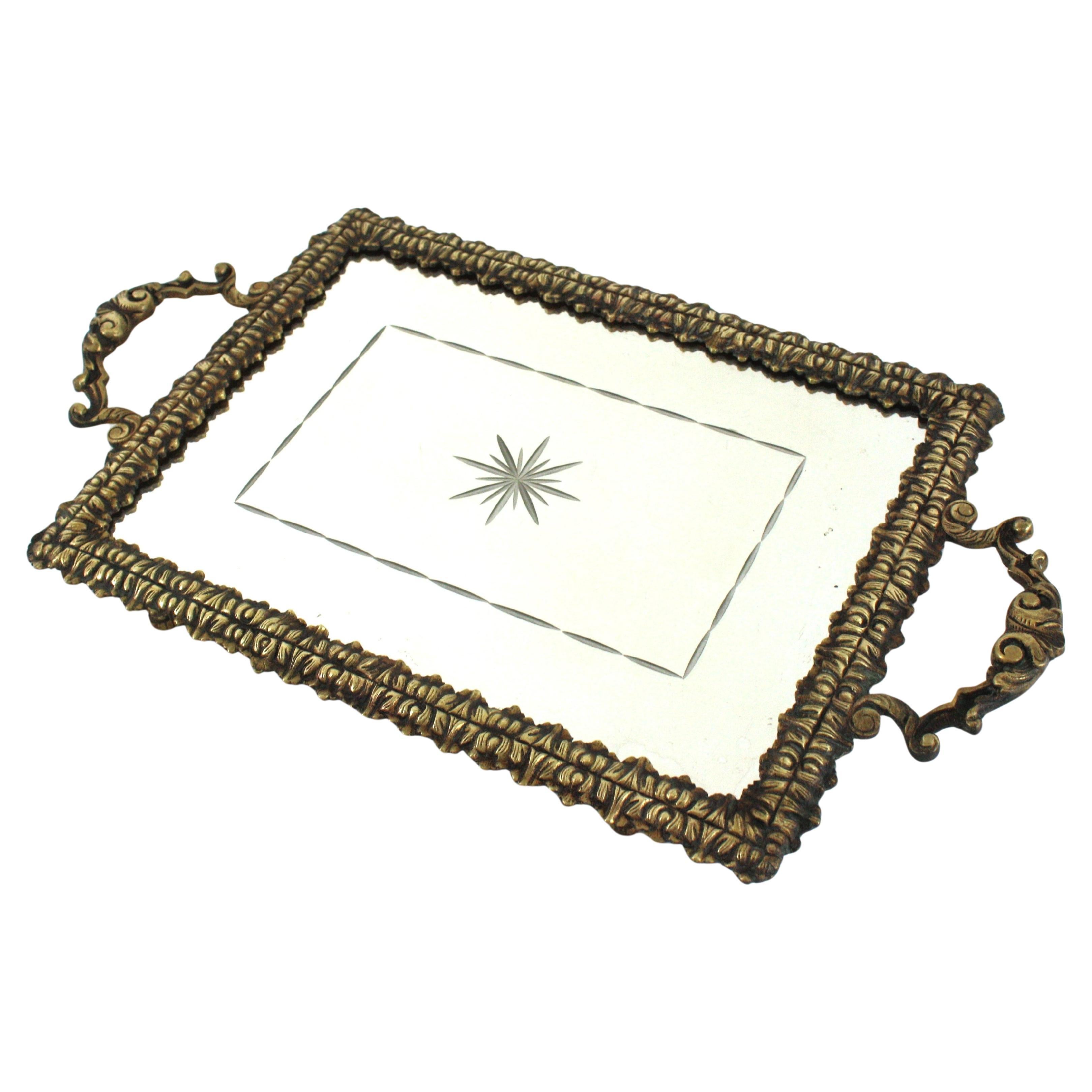Magnifique plateau rectangulaire en bronze sculpté Art déco du 20e siècle, avec poignées et plateau en miroir gravé, France, années 1930-1940.
Ce plateau de service ou plateau de coiffeuse en miroir présente un cadre rectangulaire en bronze avec des