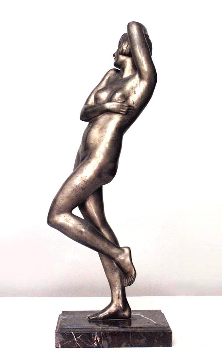 Französische Art-Déco-Bronzefigur einer nackten Tänzerin auf einem quadratischen Sockel aus schwarzem Marmor (Attr: Marie-Louise Simard)
