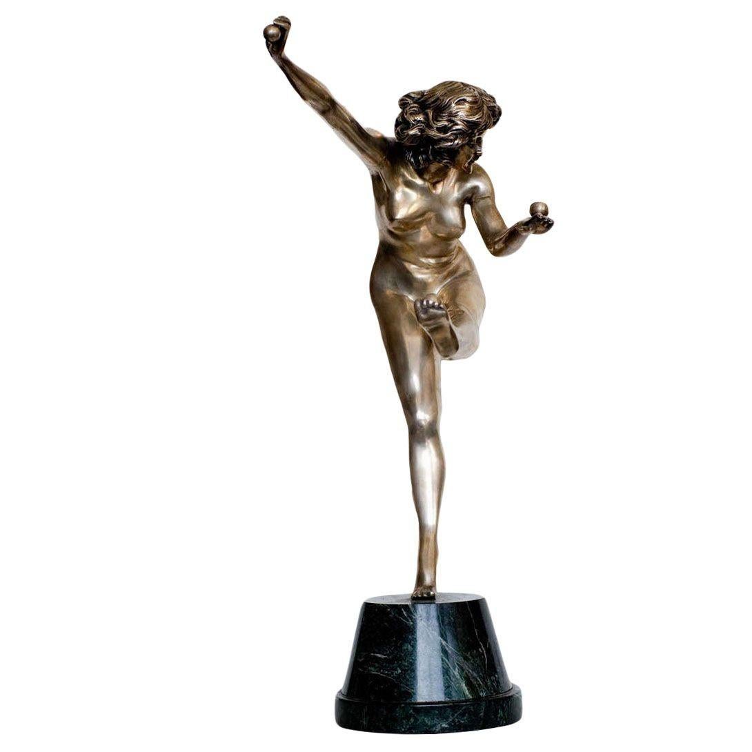 Très exposée dans les Salons parisiens à l'époque du Jazz et du NO AGE, l'artiste d'origine belge Claire Jeanne Roberte Colinet (1880-1950) était connue pour ses sculptures figuratives fluides et dynamiques. 

Cette statue, intitulée 