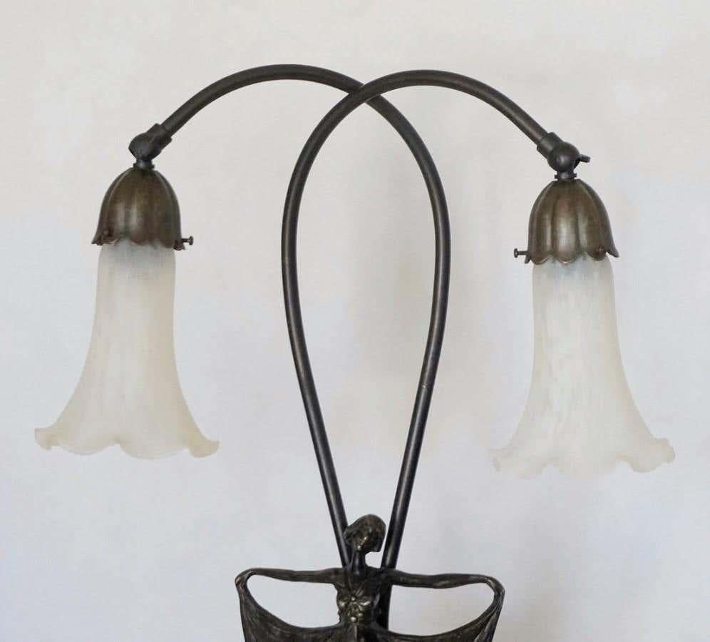 Lampe de table Art Déco française à double bras articulé en bronze, 1930-1939 Bon état - En vente à Frankfurt am Main, DE