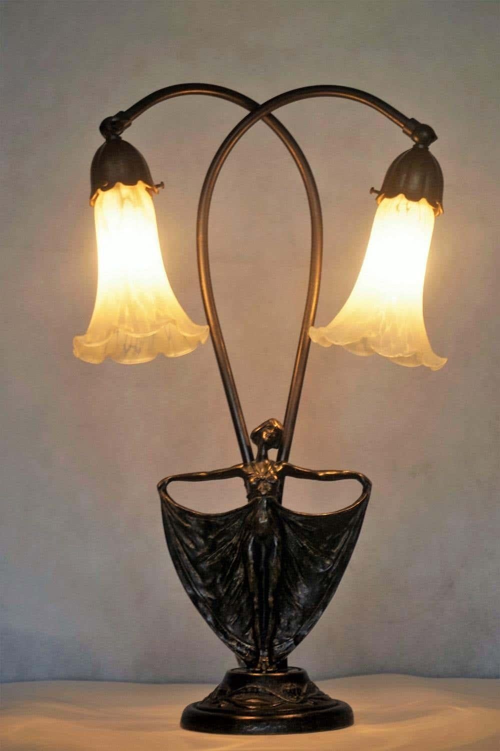 Lampe de table Art Déco française à double bras articulé en bronze, 1930-1939 en vente 1