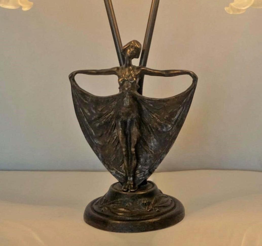 Französische bewegliche doppelarmige Art-Déco-Tischlampe aus Bronze mit Figuren, 1930-1939 im Angebot 4