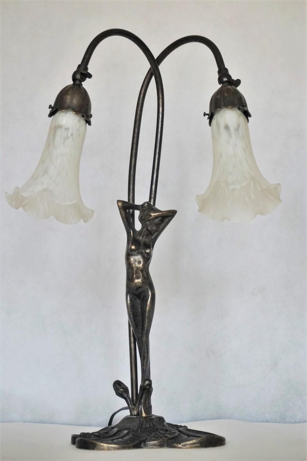 Français Lampe de bureau à double bras articulée en bronze Art Déco français avec figurine en forme de figurine en vente