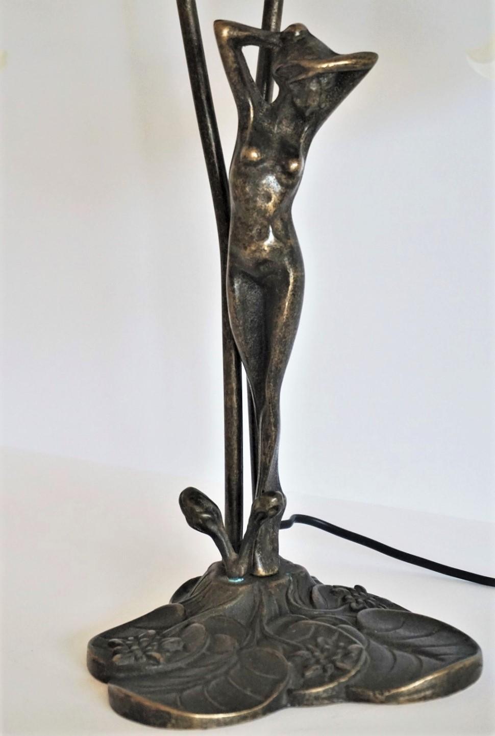 Milieu du XXe siècle Lampe de bureau à double bras articulée en bronze Art Déco français avec figurine en forme de figurine en vente