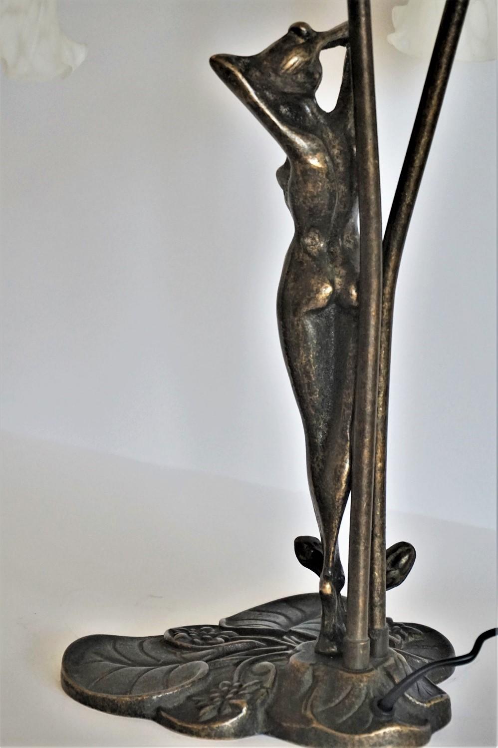 Bronze Lampe de bureau à double bras articulée en bronze Art Déco français avec figurine en forme de figurine en vente