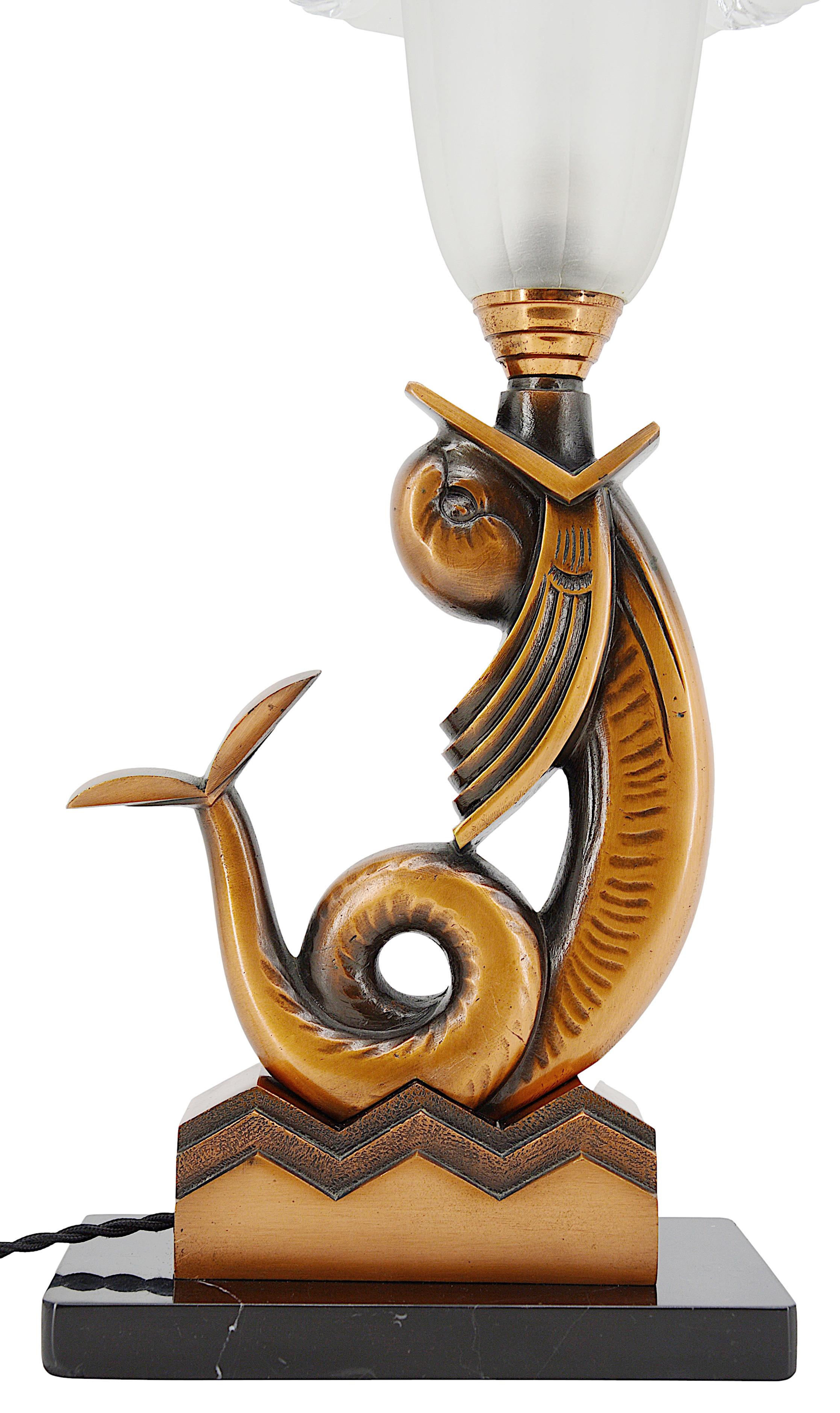 Français Lampe de table Art déco en bronze avec poisson, vers 1930 en vente
