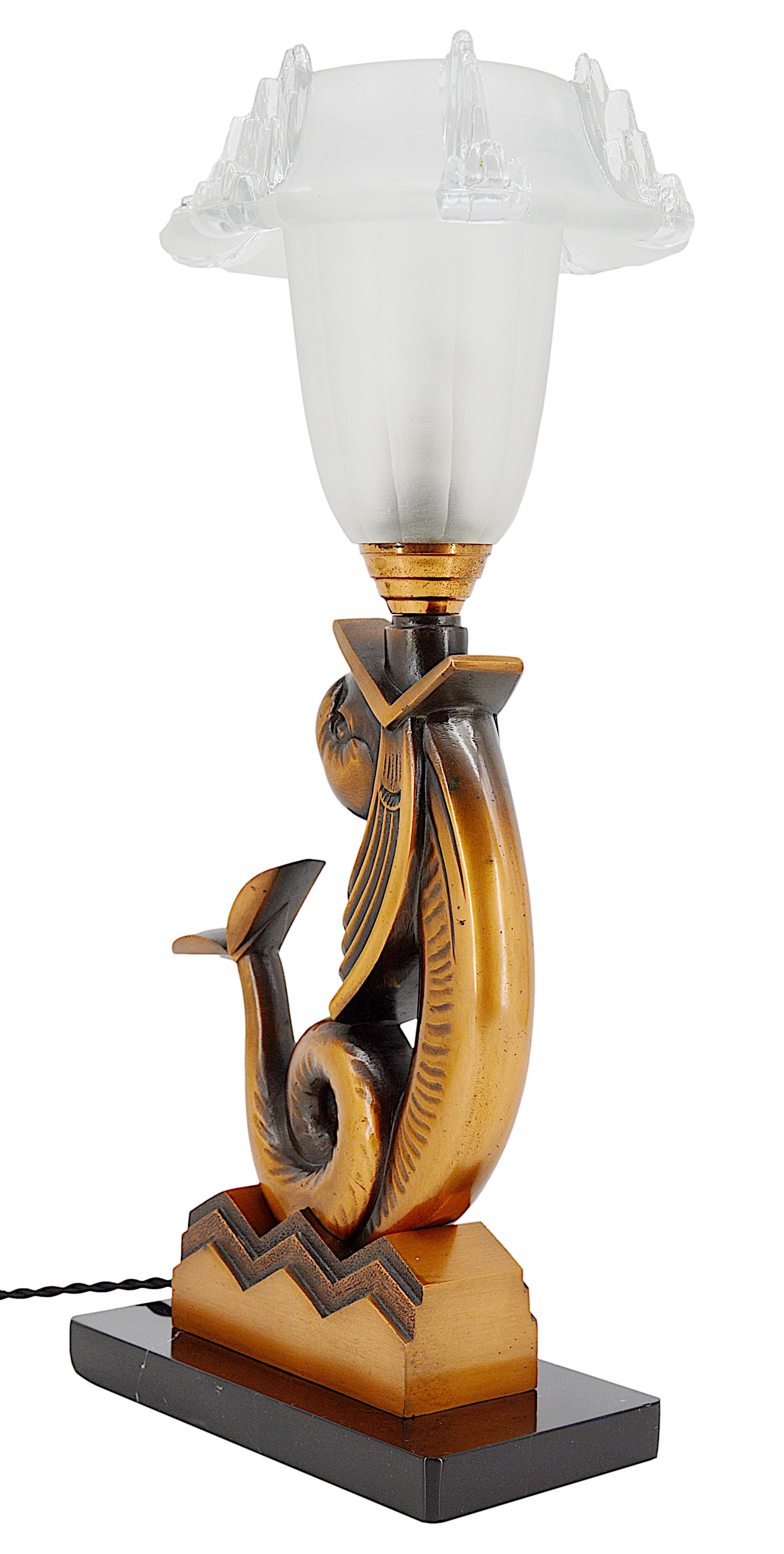Milieu du XXe siècle Lampe de table Art déco en bronze avec poisson, vers 1930 en vente