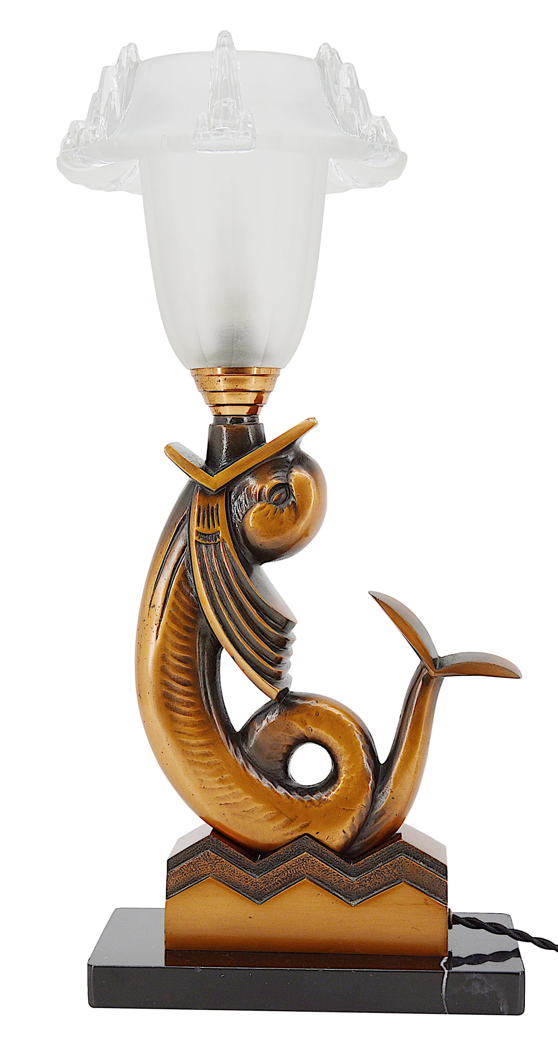 Bronze Lampe de table Art déco en bronze avec poisson, vers 1930 en vente