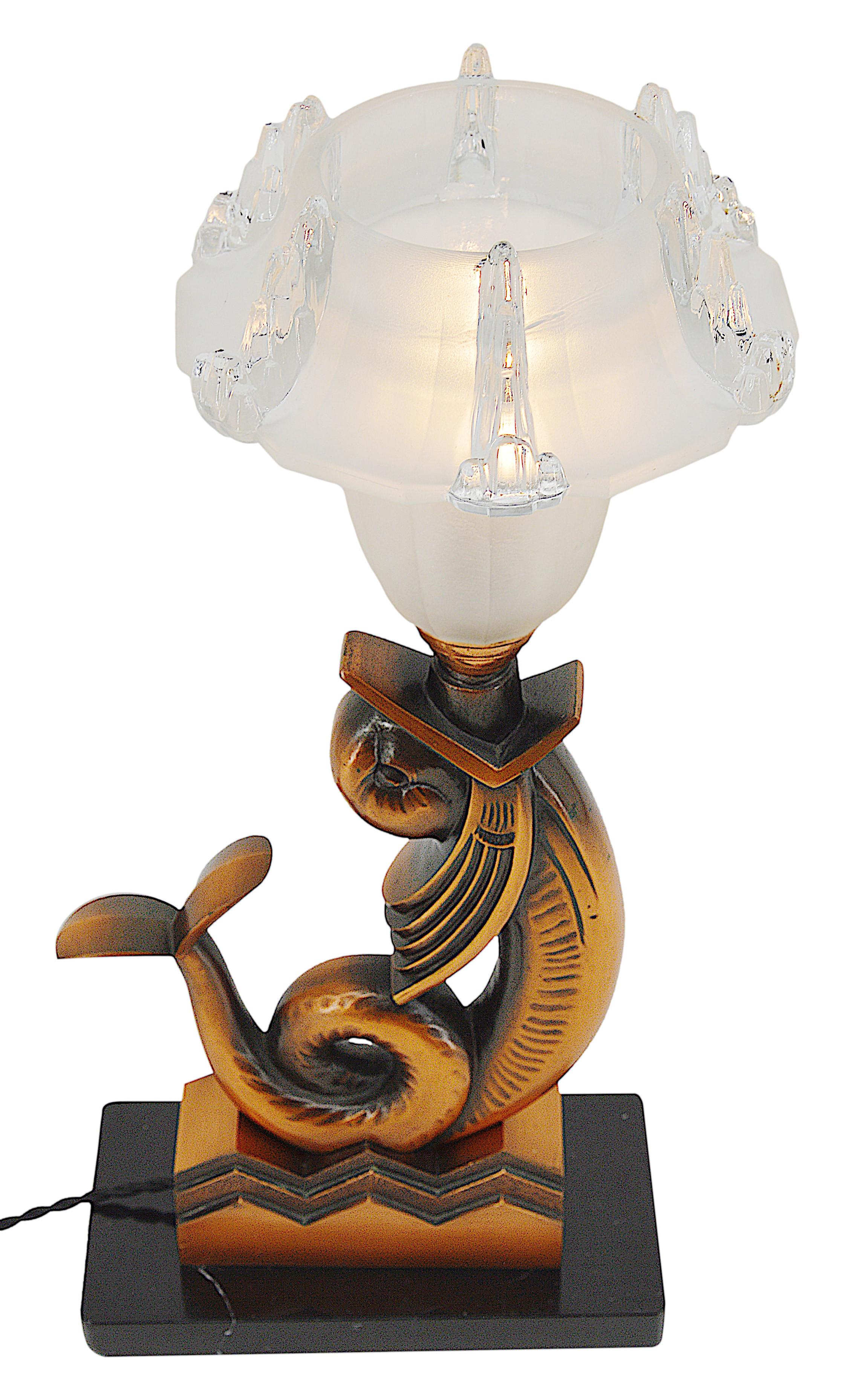 Lampe de table Art déco en bronze avec poisson, vers 1930 en vente 3