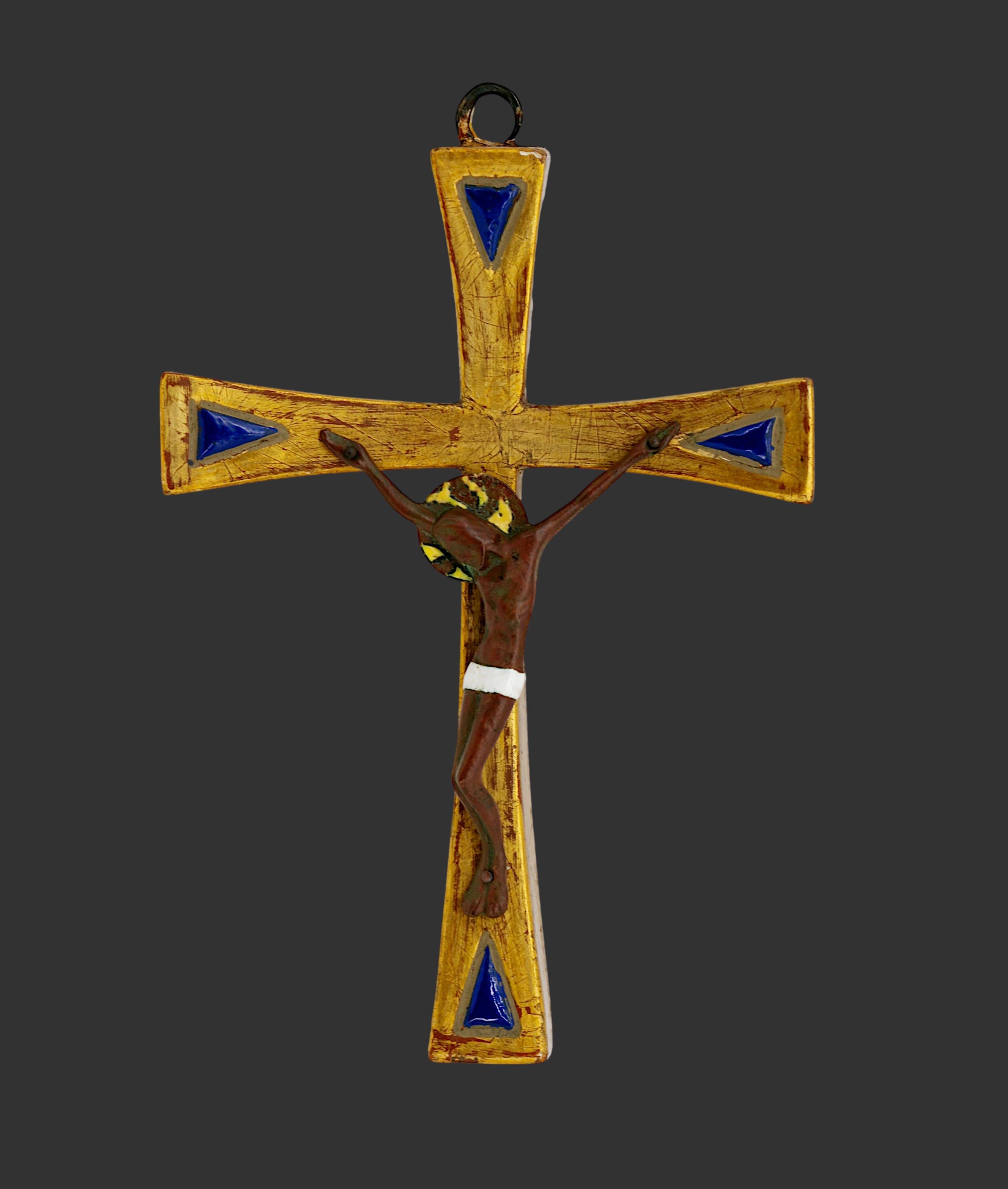Crucifix en bronze et émail sur base en bois doré, France, vers 1920.

Elegant exemple de l'artisanat français de l'Art déco, ce crucifix en bronze émaillé de France, vers 1920, présente une combinaison raffinée de bronze, d'émail et de bois doré.