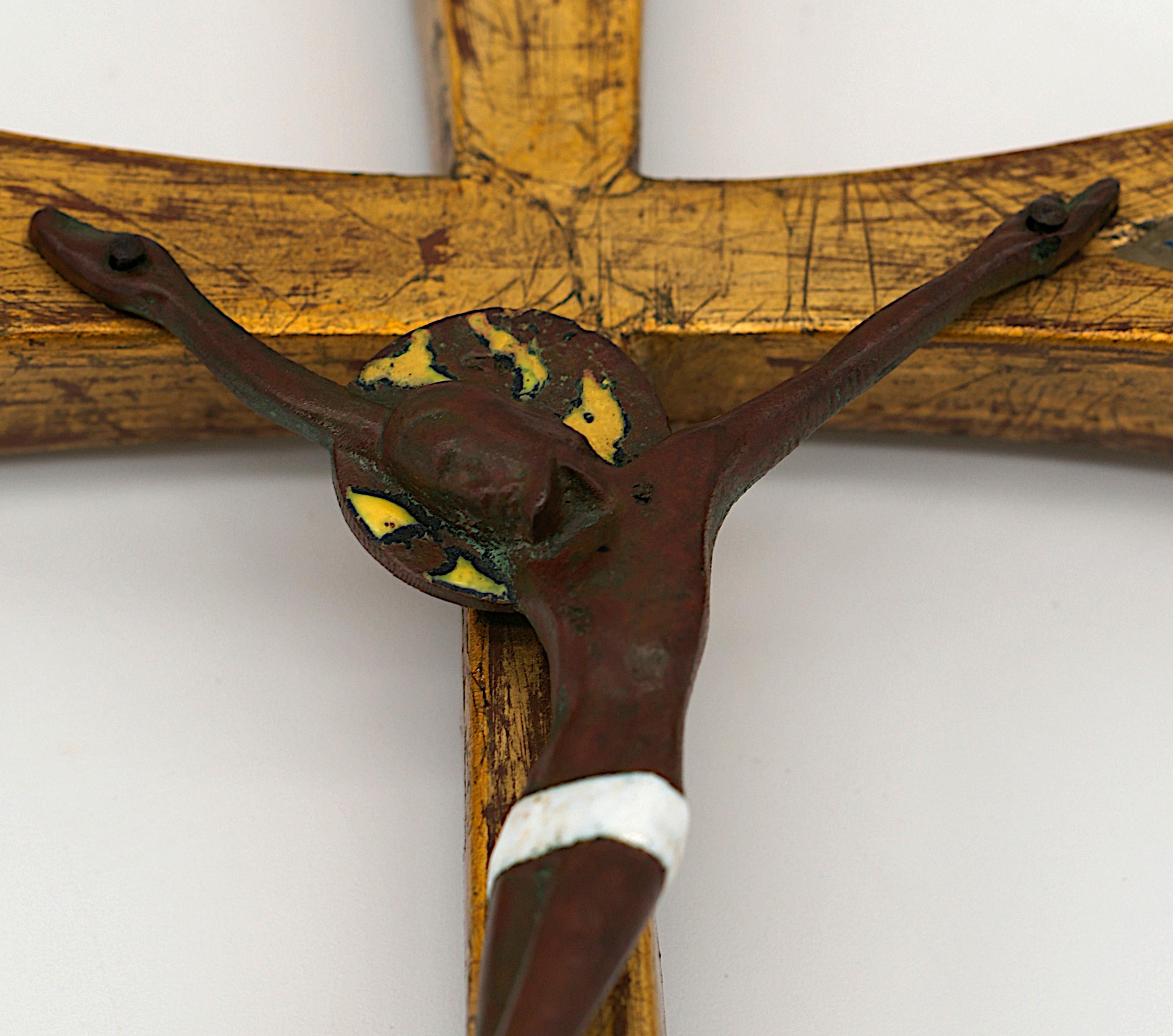 Émaillé Crucifix Art Déco en bronze et bois doré, 1920 en vente