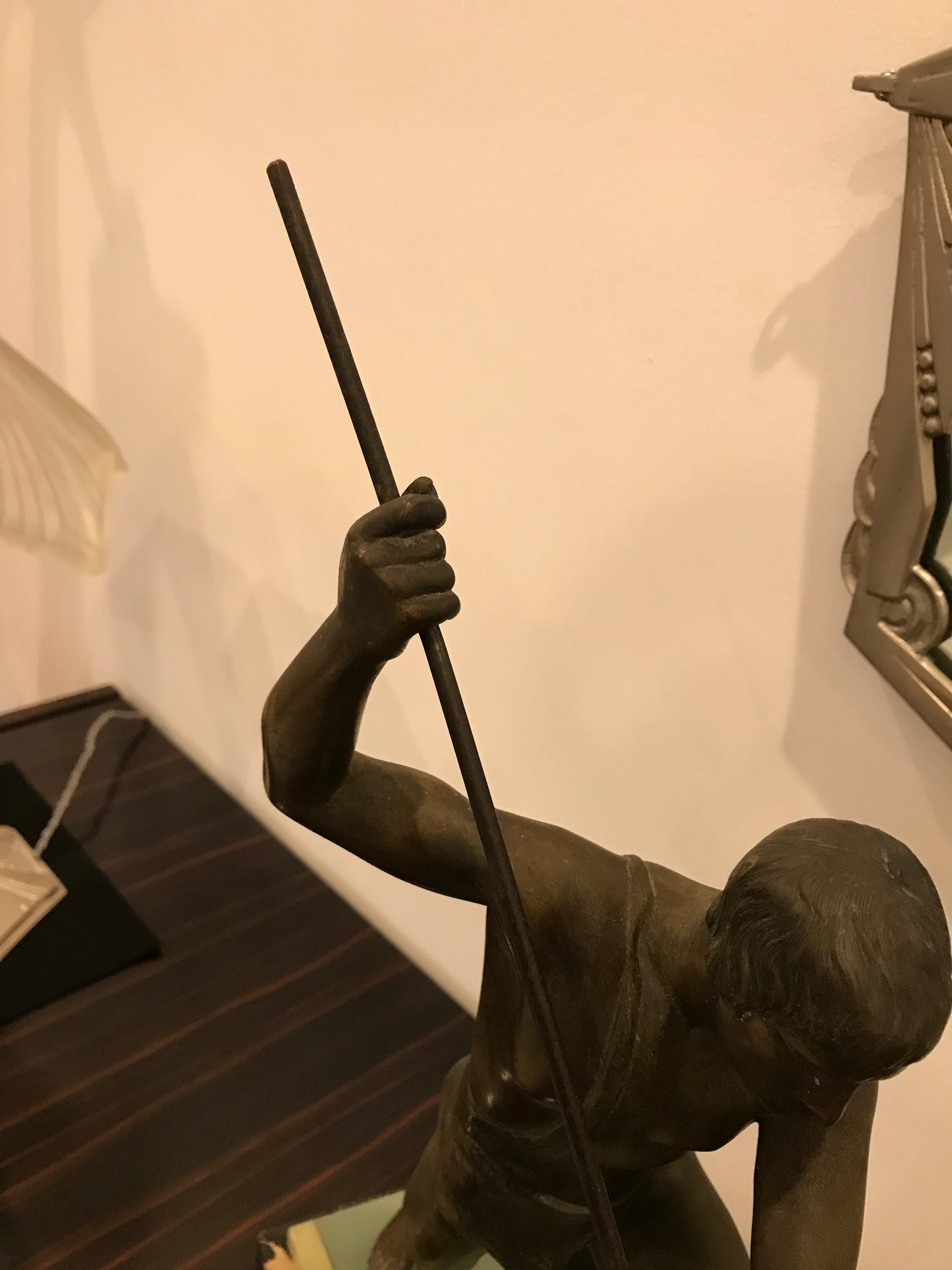 Metà XX secolo Scultura in bronzo Art Deco francese con cacciatore e pantera firmata Lemoine in vendita