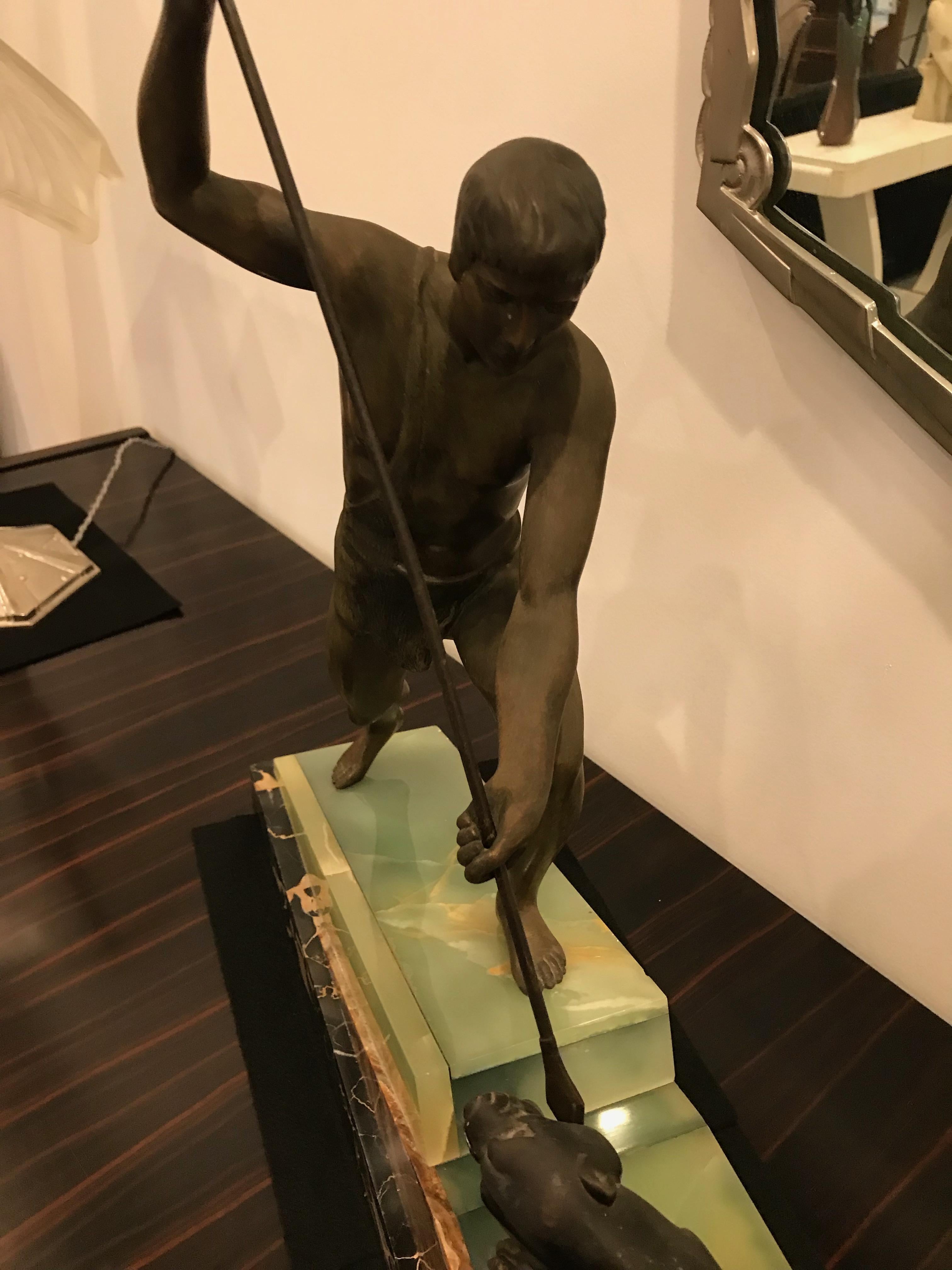 Marmo Scultura in bronzo Art Deco francese con cacciatore e pantera firmata Lemoine in vendita