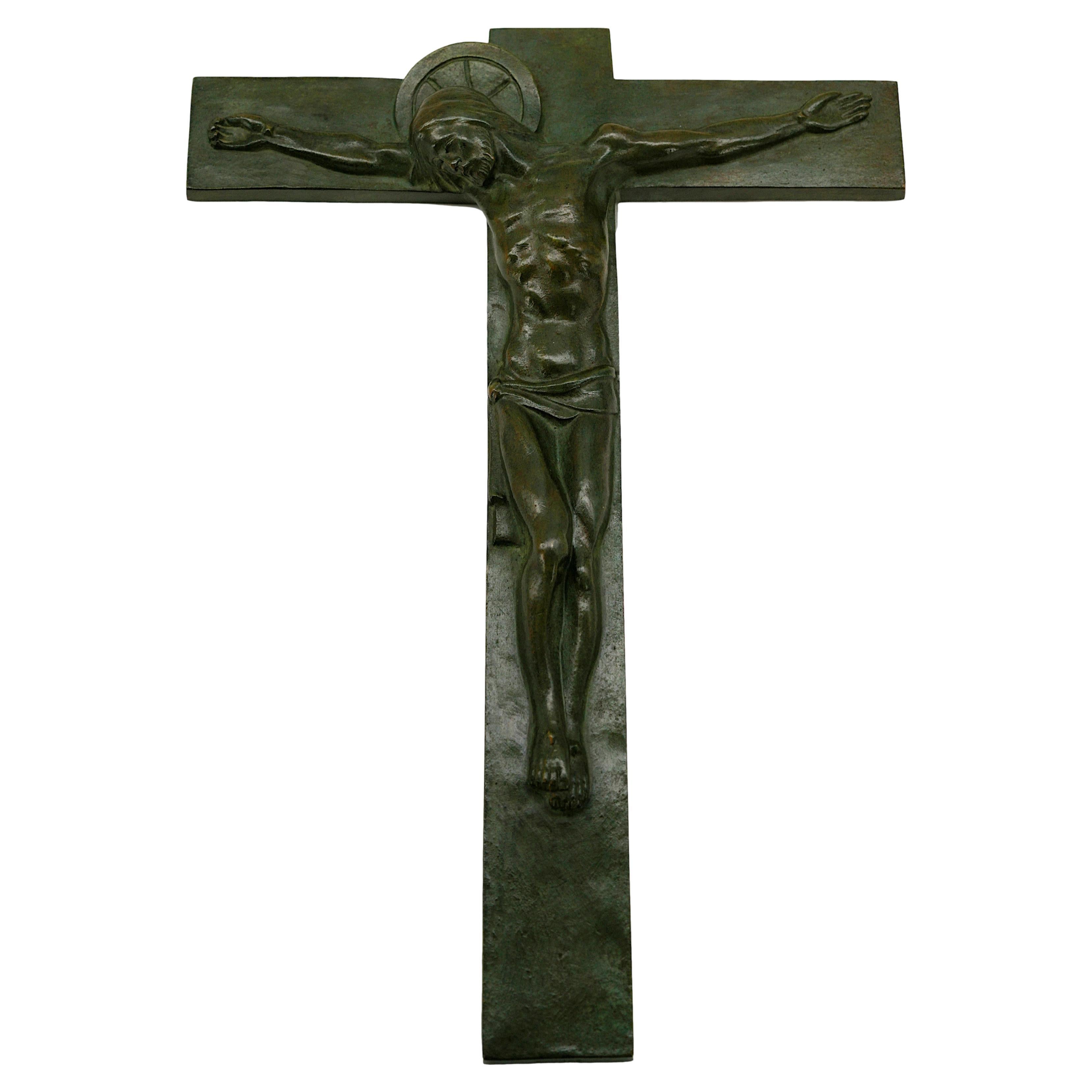 Crucifijo francés Art Decó de bronce por HARTMANN, Francia, años 30. Altura: 25,3 cm (10
