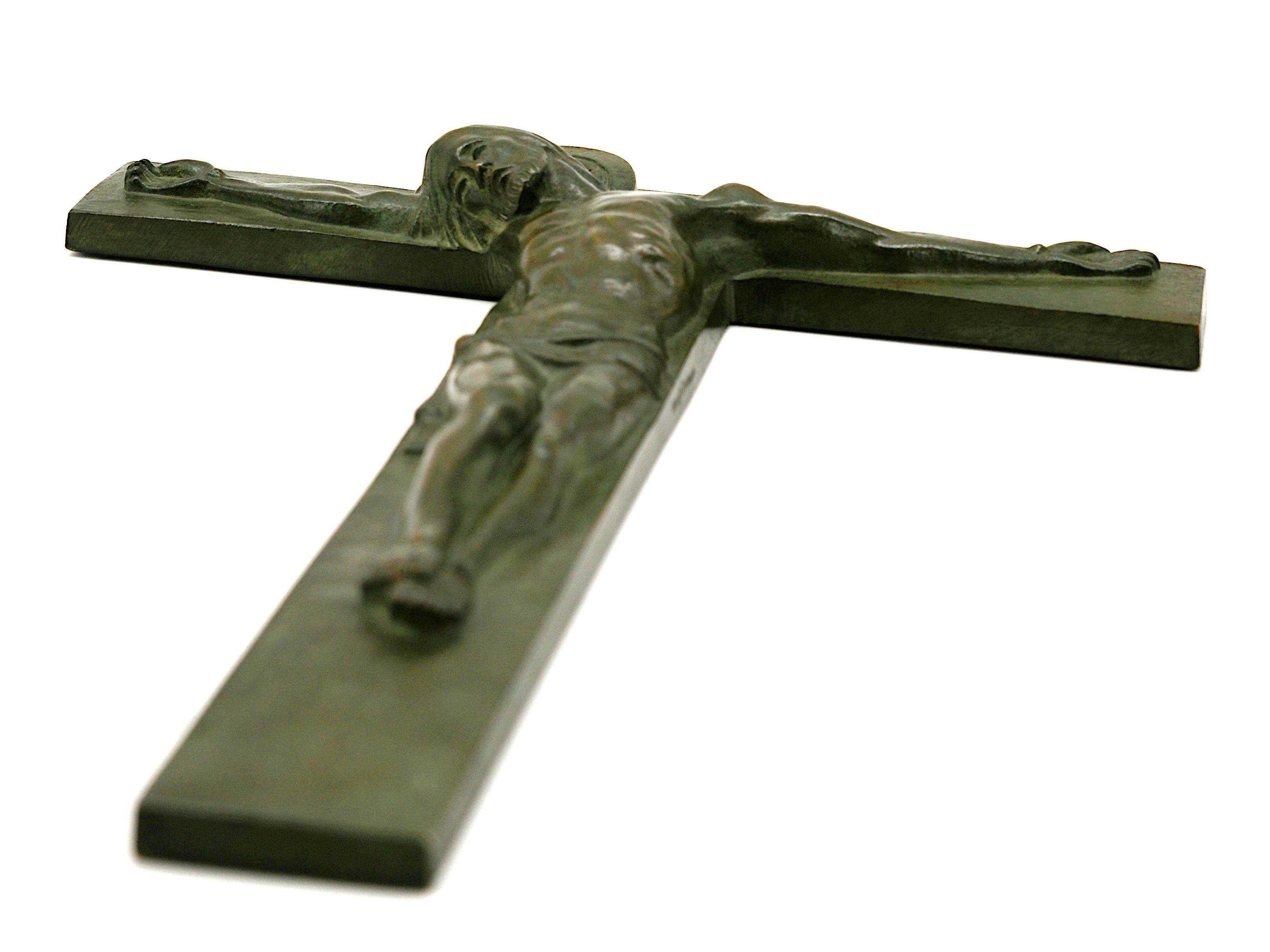 Französisches Art-Déco-Bronzekruzifix, 1930 (Mitte des 20. Jahrhunderts) im Angebot