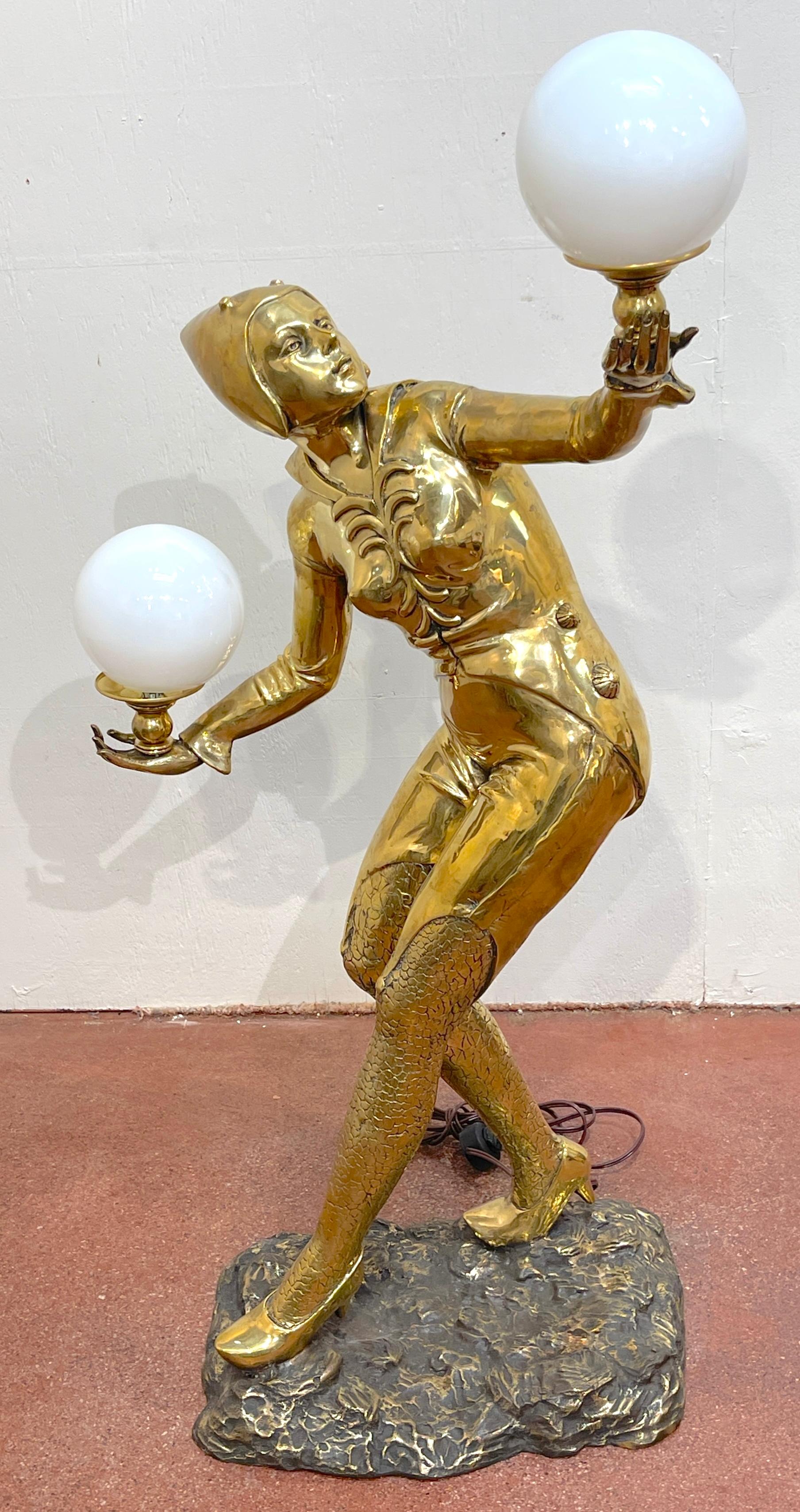 Französisches Art Déco Bronze Moulin Rouge/Flapper Balancierende Leuchtkugeln Skulptur, Frankreich, um 1920er Jahre, 

Eine monumentale und außergewöhnliche französische Art-Déco-Bronzeskulptur, die eine Moulin-Rouge-/Flatter-Figur darstellt, die