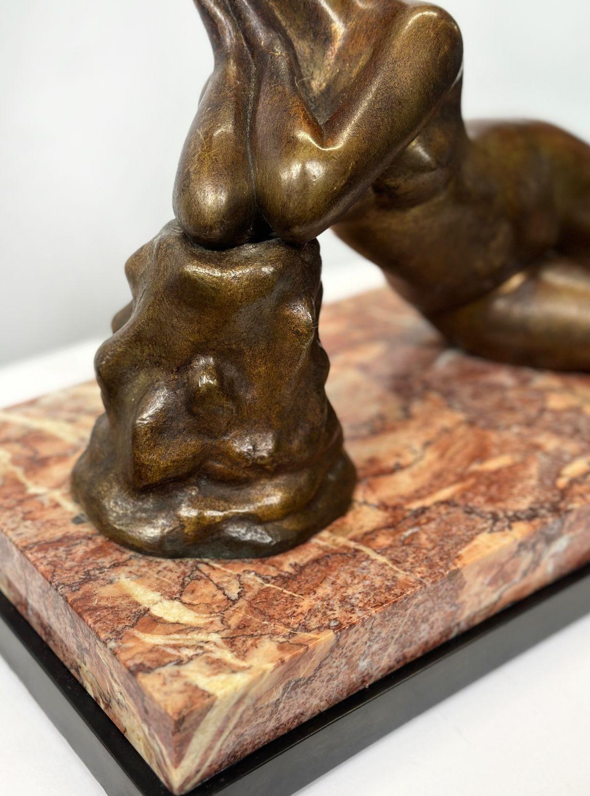 Sculpture française Art déco d'un nu en bronze sur socle en marbre et onyx Bon état - En vente à Los Angeles, CA