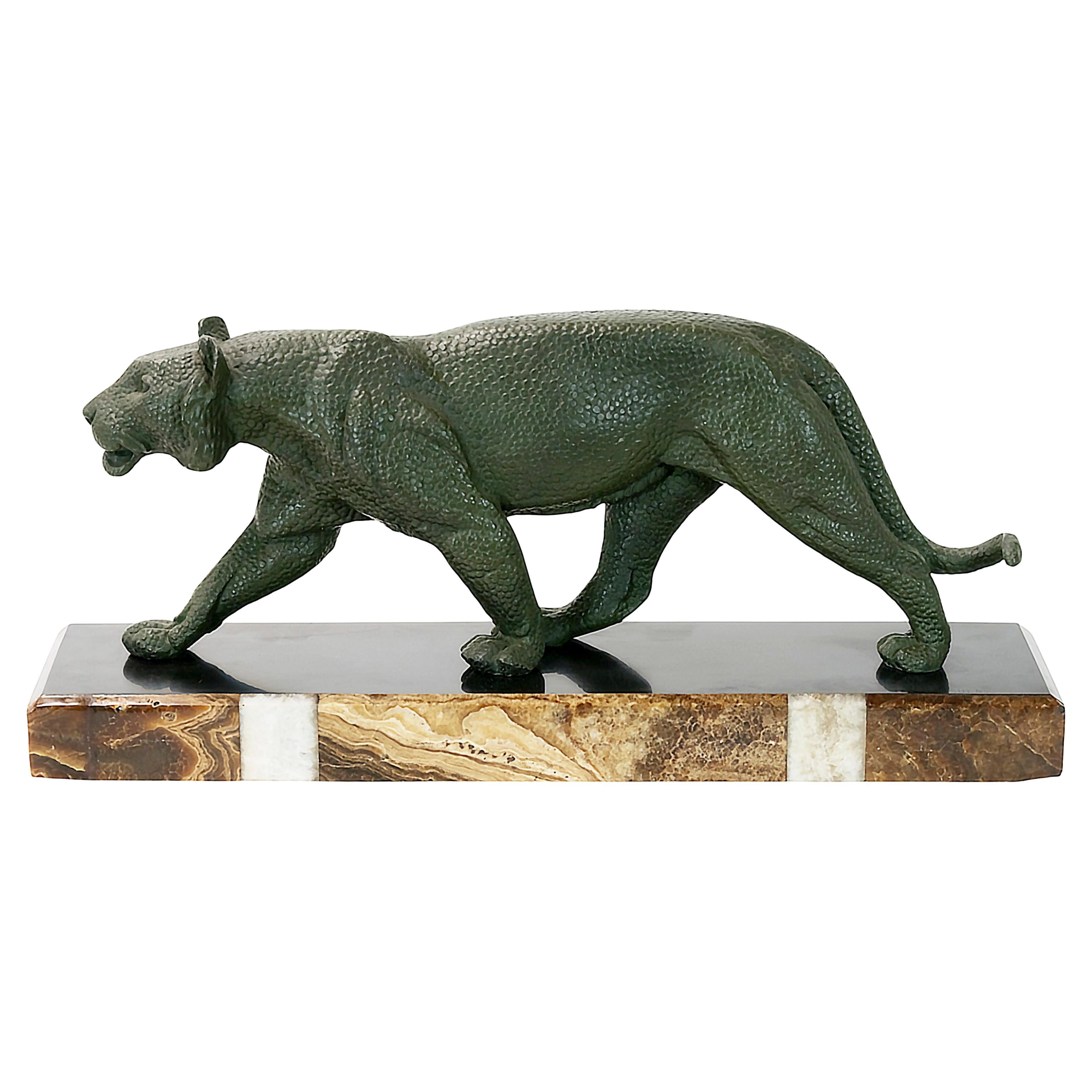 Französische Art-Déco-Panther-Skulptur aus den 1930er Jahren, signiert Rulas. 
Die handgefertigte Skulptur des schleichenden Panthers ist aus patinierter Bronze auf einem Marmorsockel gefertigt.
Auf dem Marmor gestempelt/graviert RULAS.
In sehr