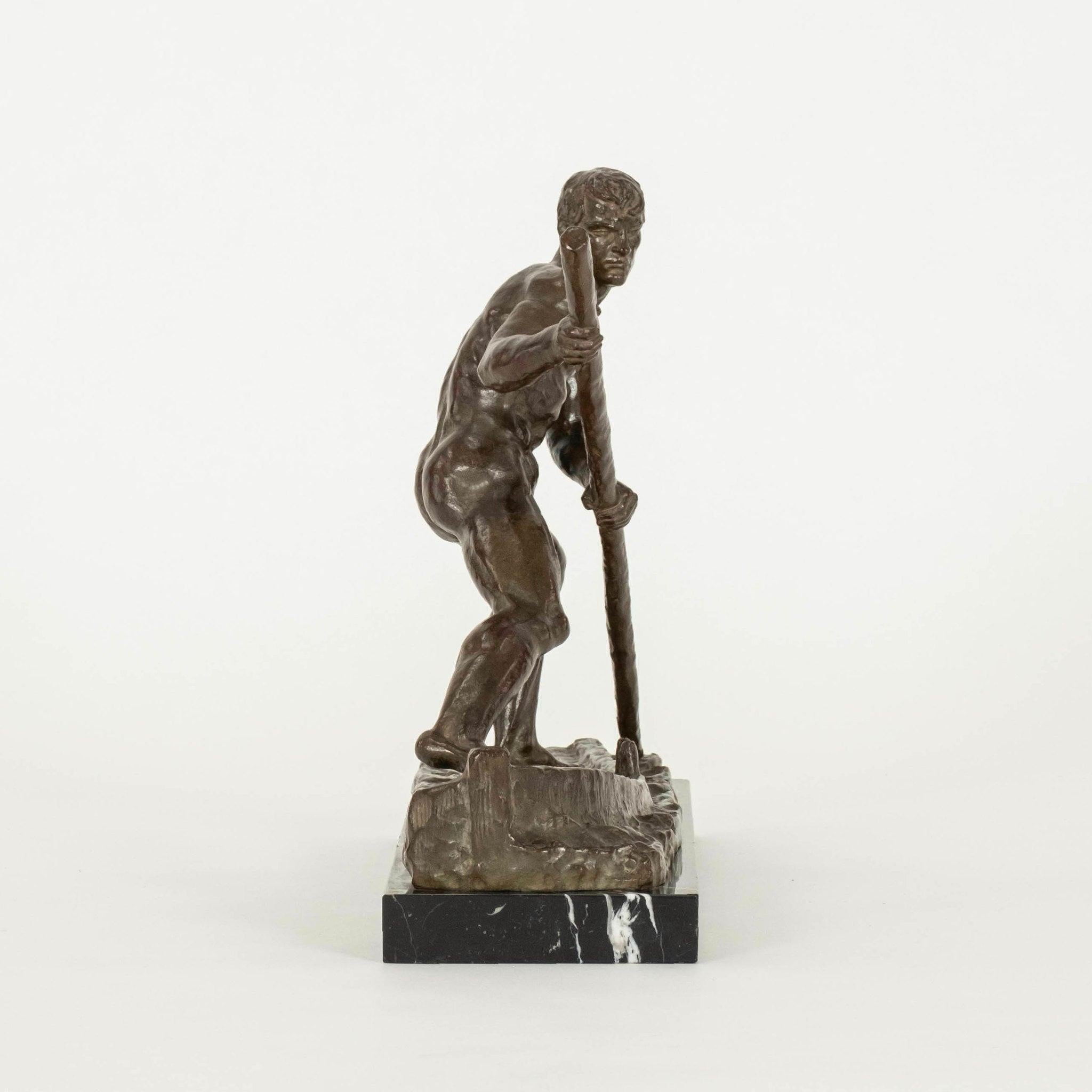 Scultura figurata in bronzo Art Deco francese degli anni '30 su una base di marmo nero, firmata da Alexandre Ouline. 
