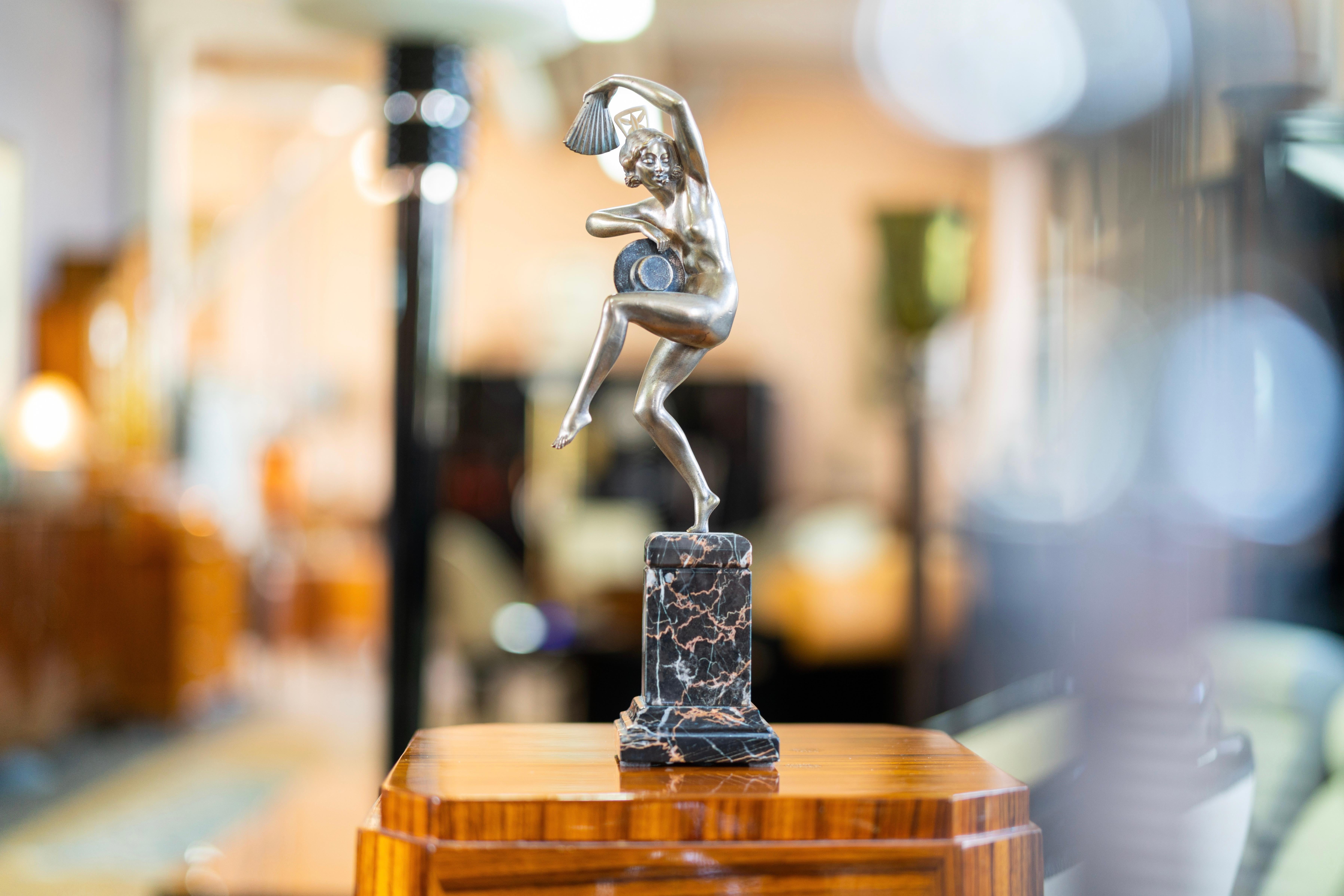 Dancer with hat and fan
by Marcel Bouraine (1886-1948), signed on the base

bronze, silver plated
detailed decorated base made of Portor marble

Original Art Deco, France 1930s

width: 12 cm
height: 34 cm
depth: 7,5 cm.