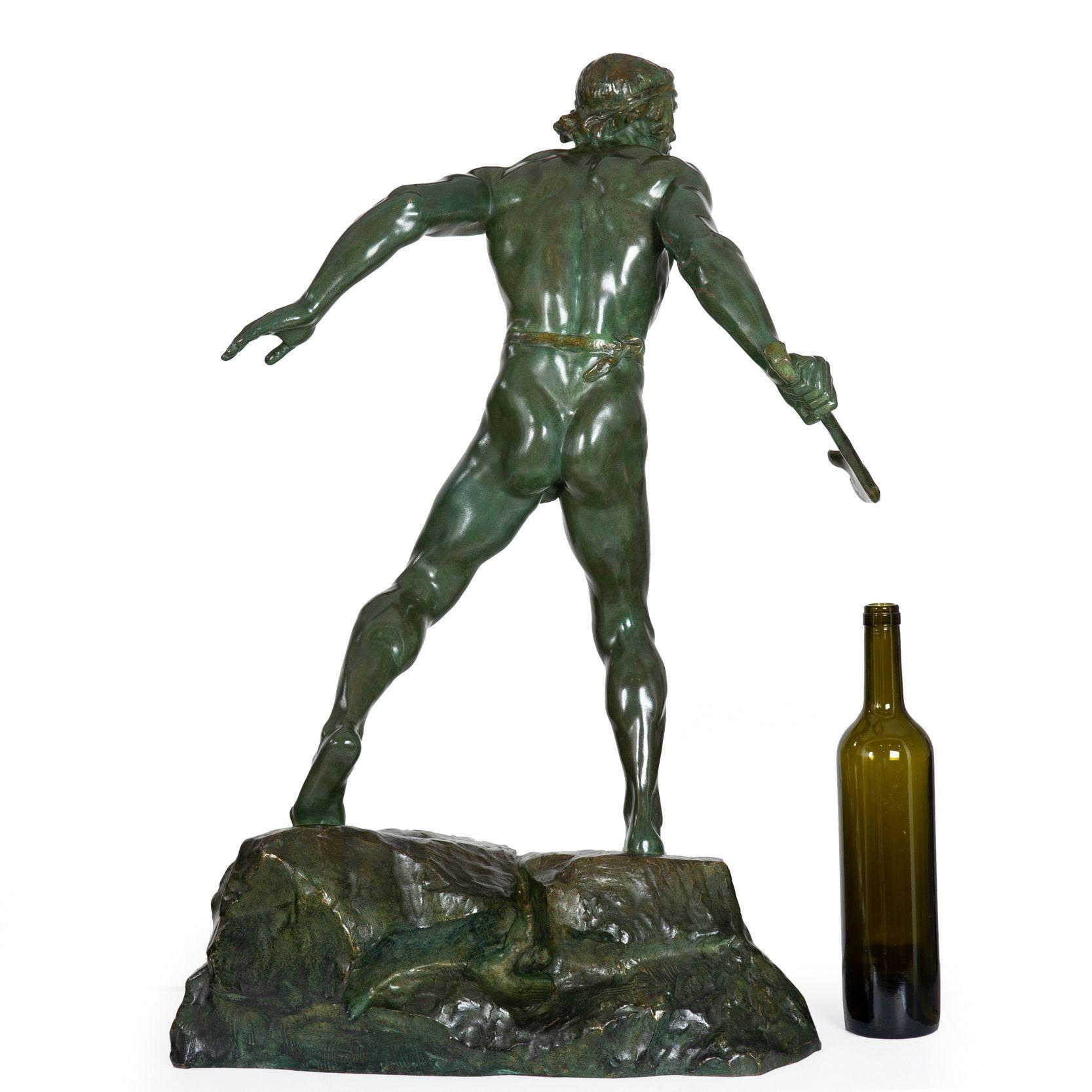 Scultura di bronzo Art Deco francese raffigurante un guerriero di Ernest Diosi, 1940 circa In condizioni buone in vendita a Shippensburg, PA
