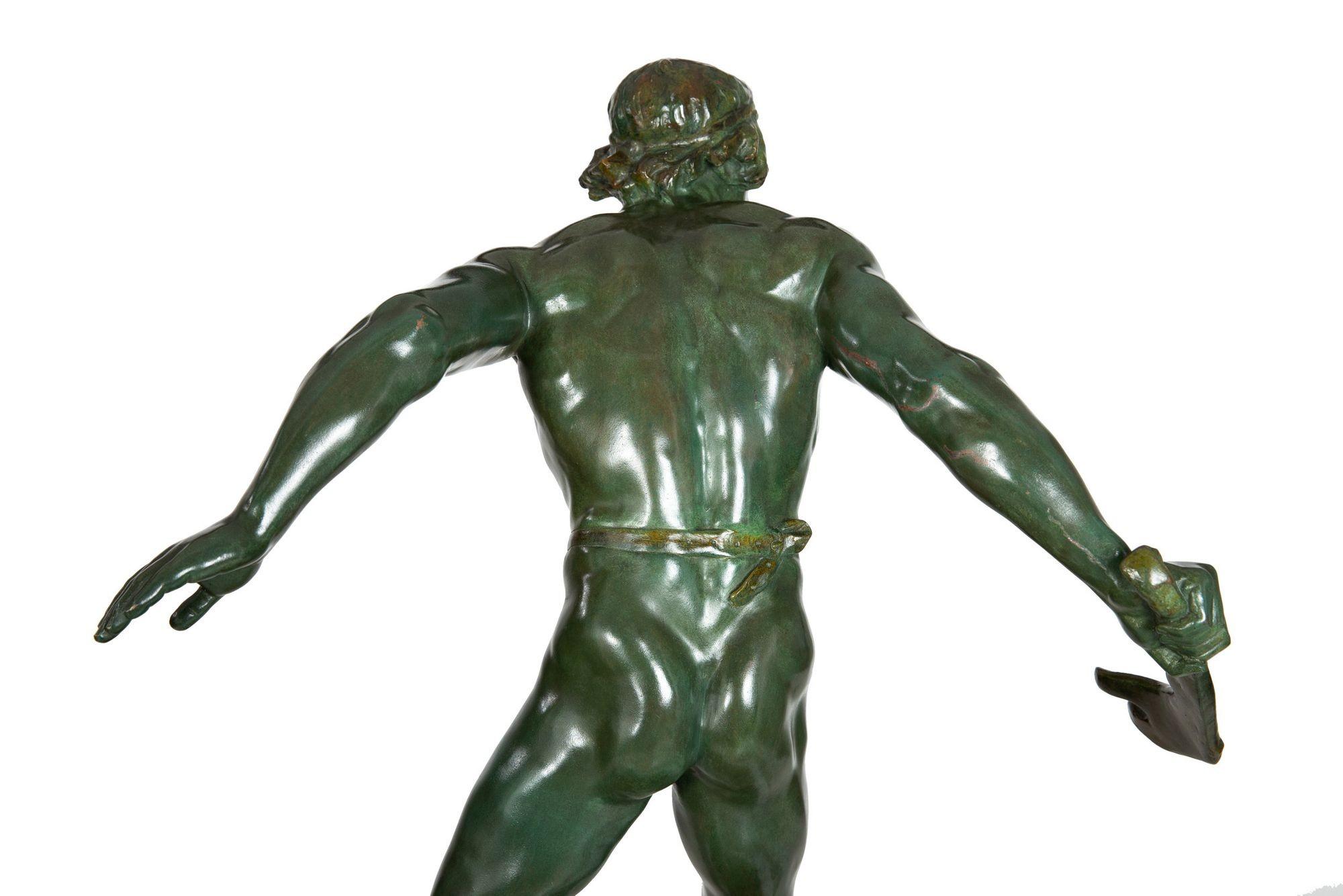 Sculpture en bronze Art déco d'un guerrier par Ernest Diosi, circa 1940 en vente 3