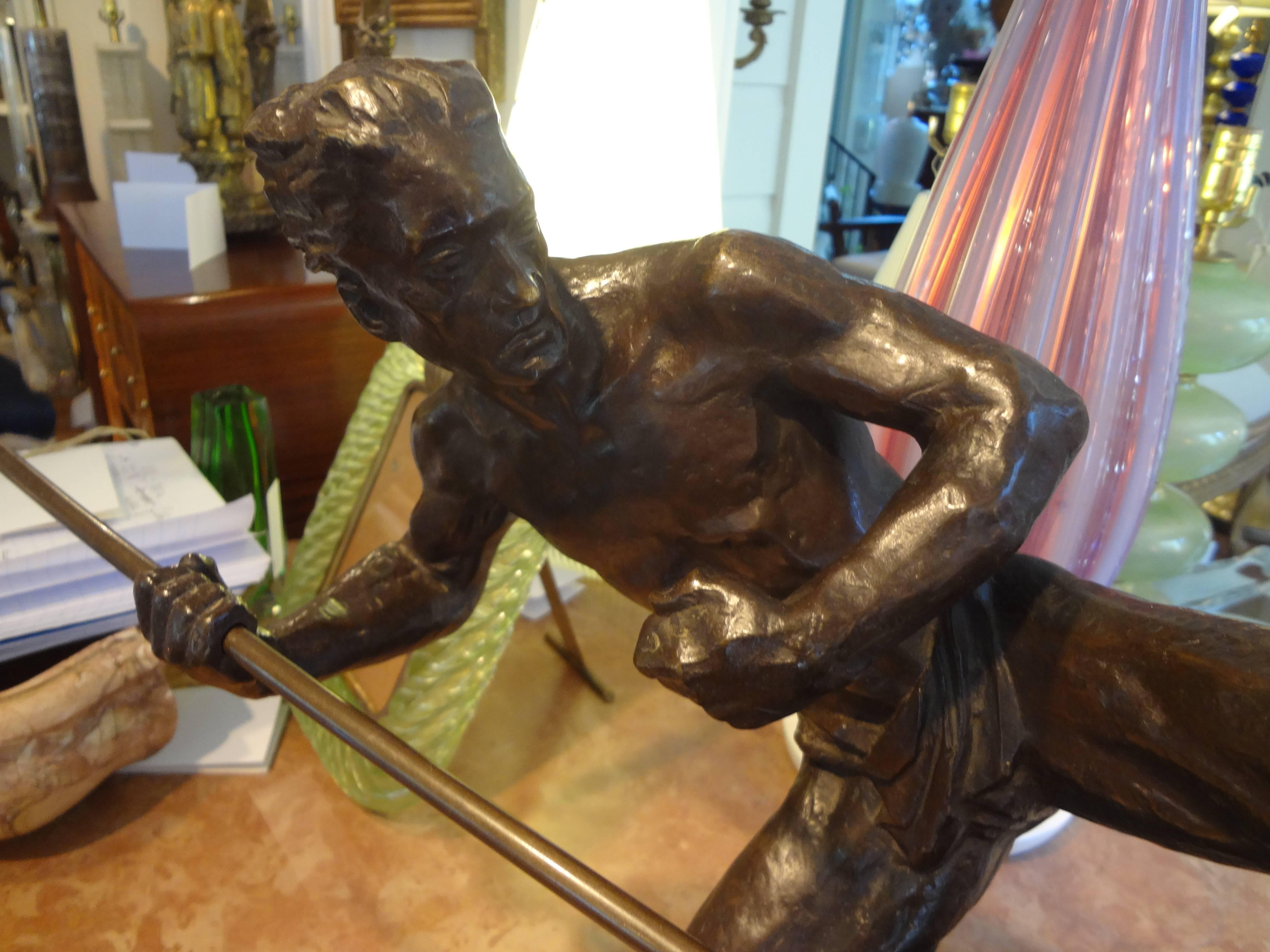 Französische, Art-déco-Bronze-Skulptur eines Athleten auf einem Marmorsockel, Art déco im Zustand „Gut“ im Angebot in Houston, TX