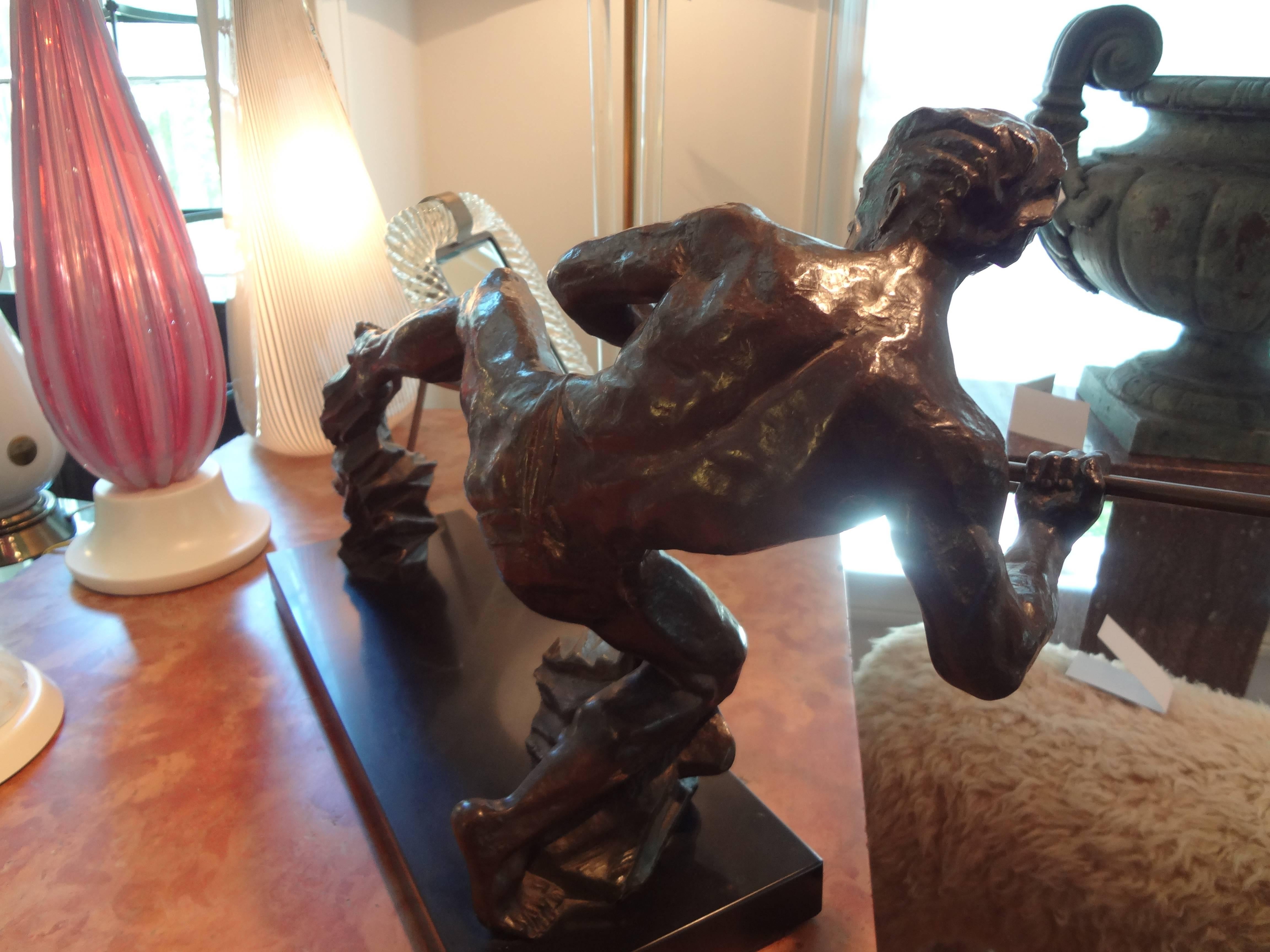 Metà XX secolo Scultura francese in bronzo Art Déco di un atleta su una base di marmo in vendita