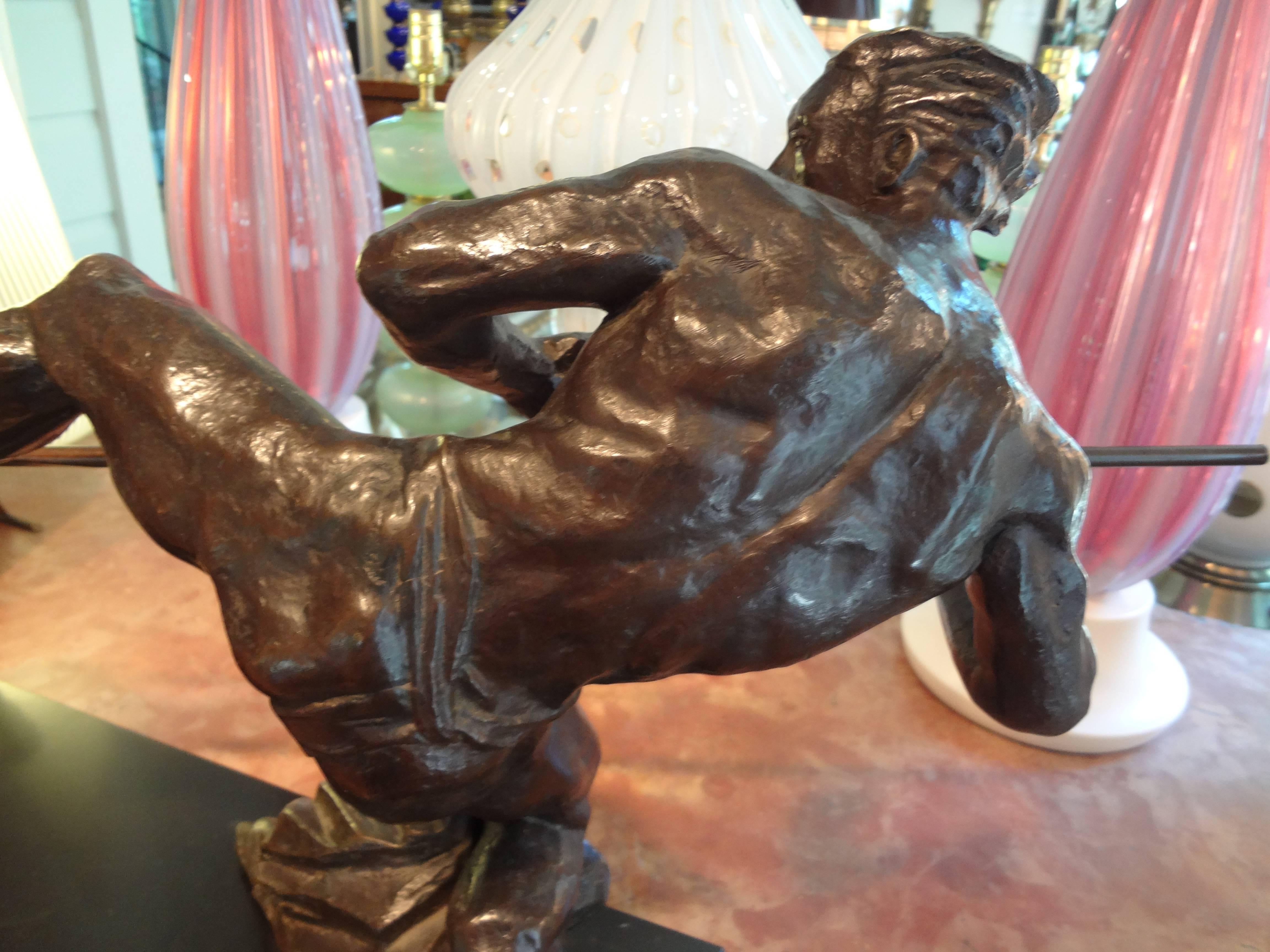 Französische, Art-déco-Bronze-Skulptur eines Athleten auf einem Marmorsockel, Art déco im Angebot 4